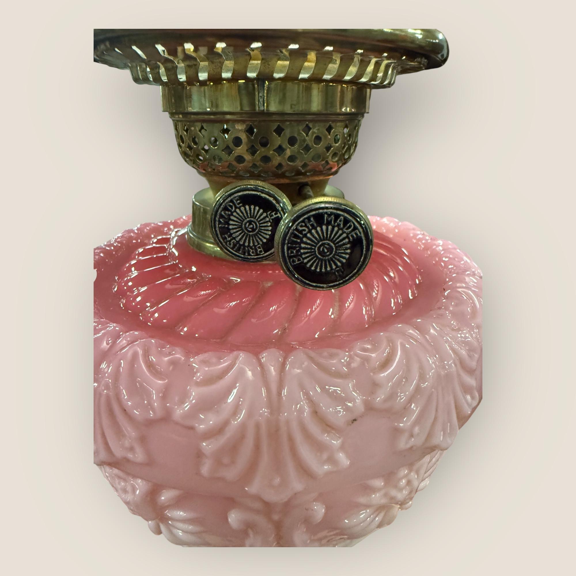 Laiton Lampe à huile victorienne en verre gravé Cranberry avec colonne en laiton en vente