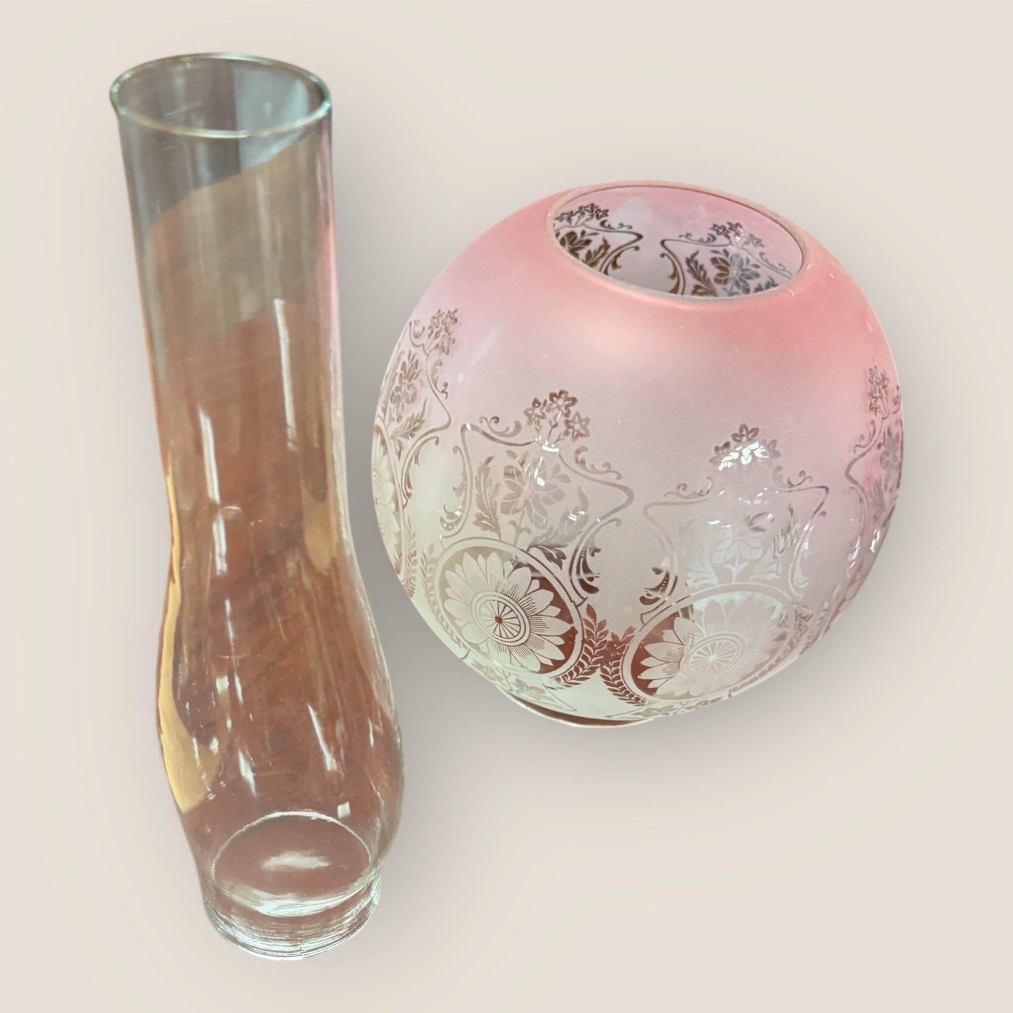 Lampe à huile victorienne en verre gravé Cranberry avec colonne en laiton en vente 1