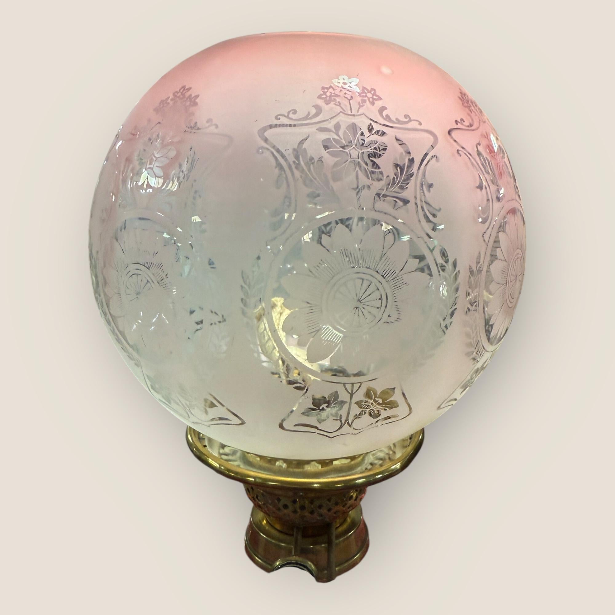 Lampe à huile victorienne en verre gravé Cranberry avec colonne en laiton en vente 2