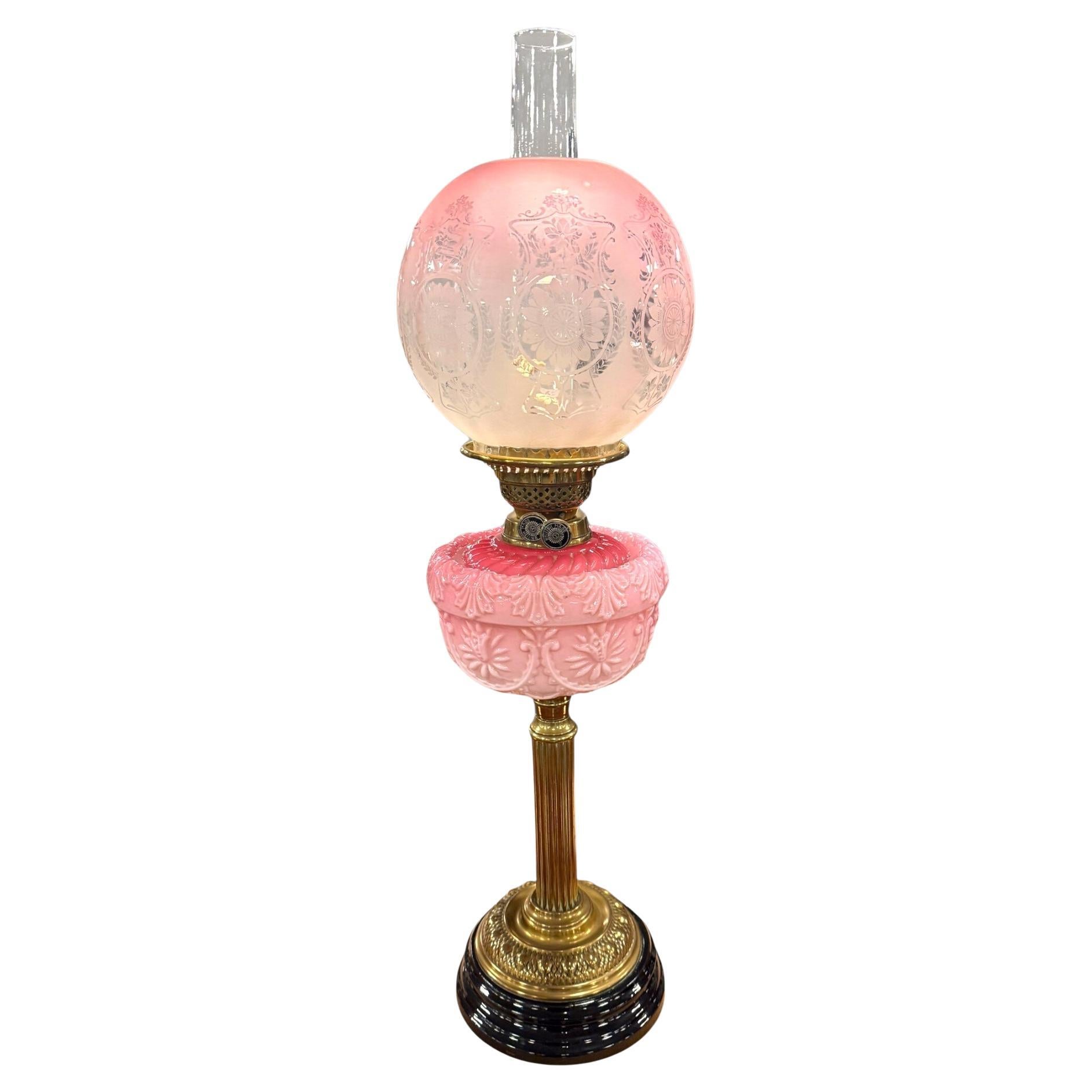Lampe à huile victorienne en verre gravé Cranberry avec colonne en laiton