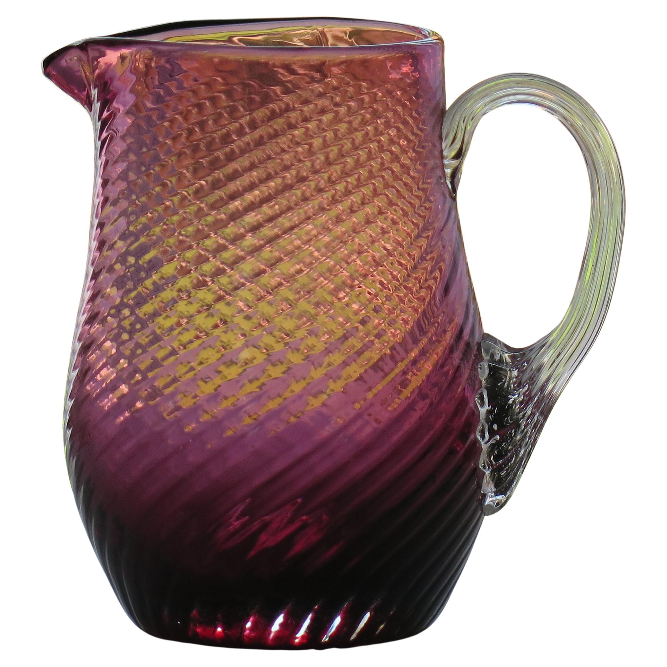 Cruche à crème victorienne en verre Cranberry Wrythen Détail moulé, anglais circa 1870