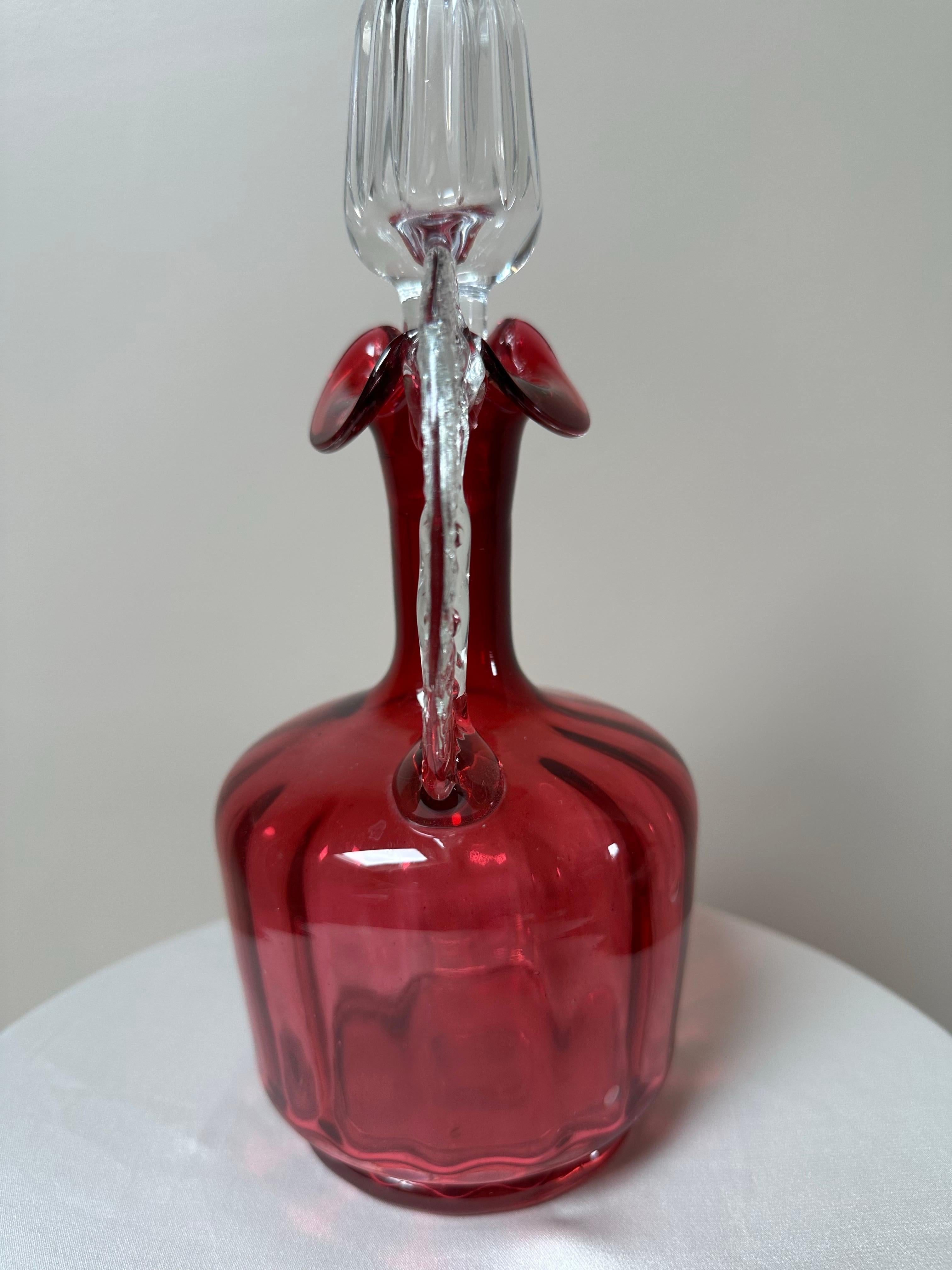 Decantador Victoriano de Vidrio Soplado a Mano de Arándano Rojo en Bueno estado para la venta en Worcester Park, GB
