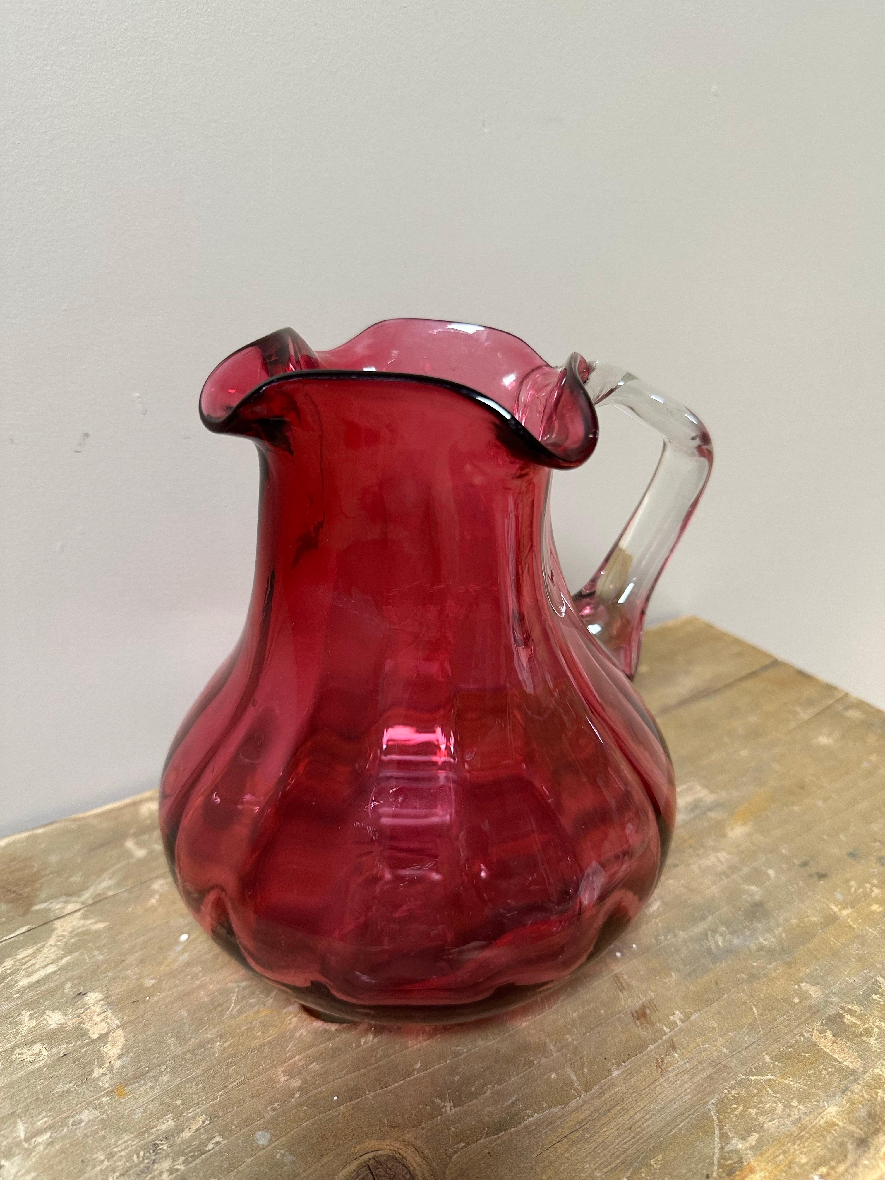 Cruche victorienne en verre Cranberry, soufflée à la main, 1800 en vente 2