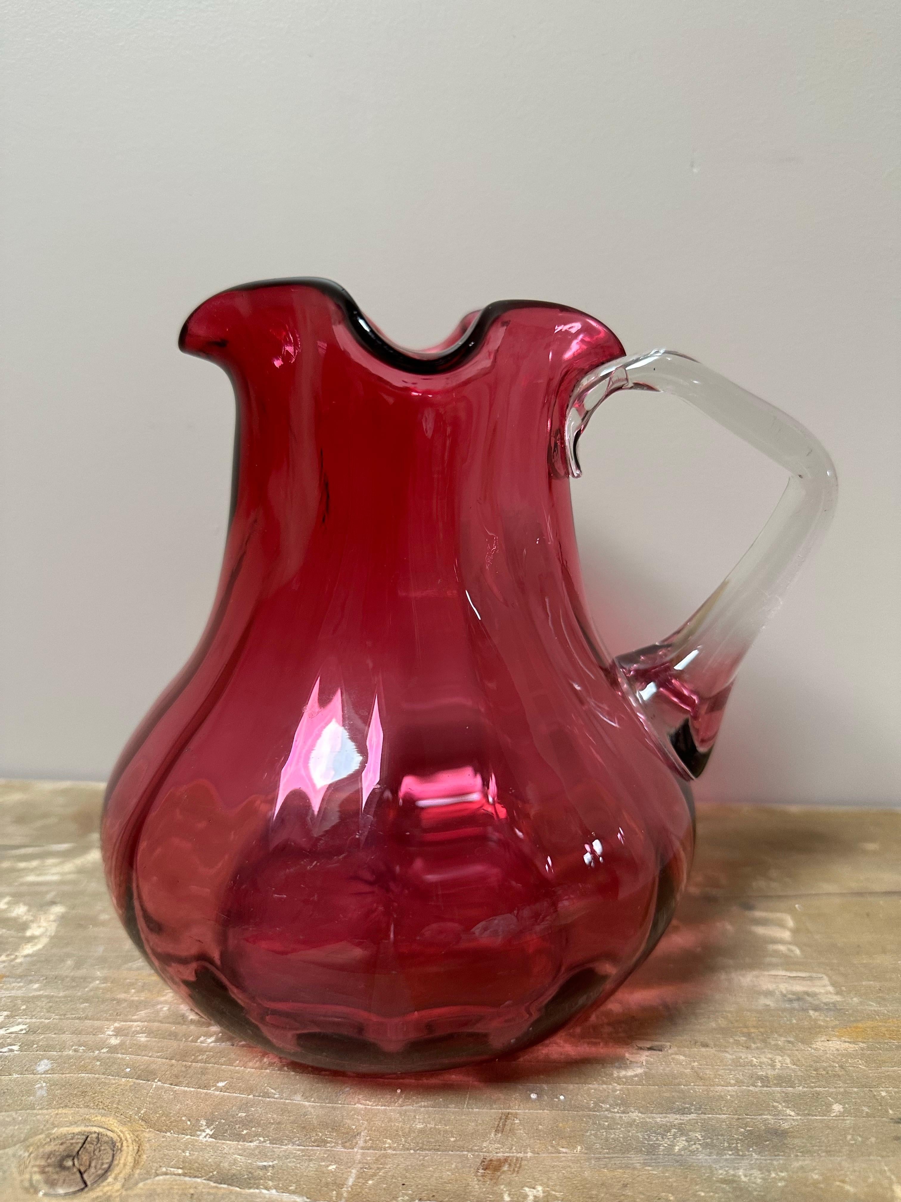 Cruche victorienne en verre Cranberry, soufflée à la main, 1800 en vente 3