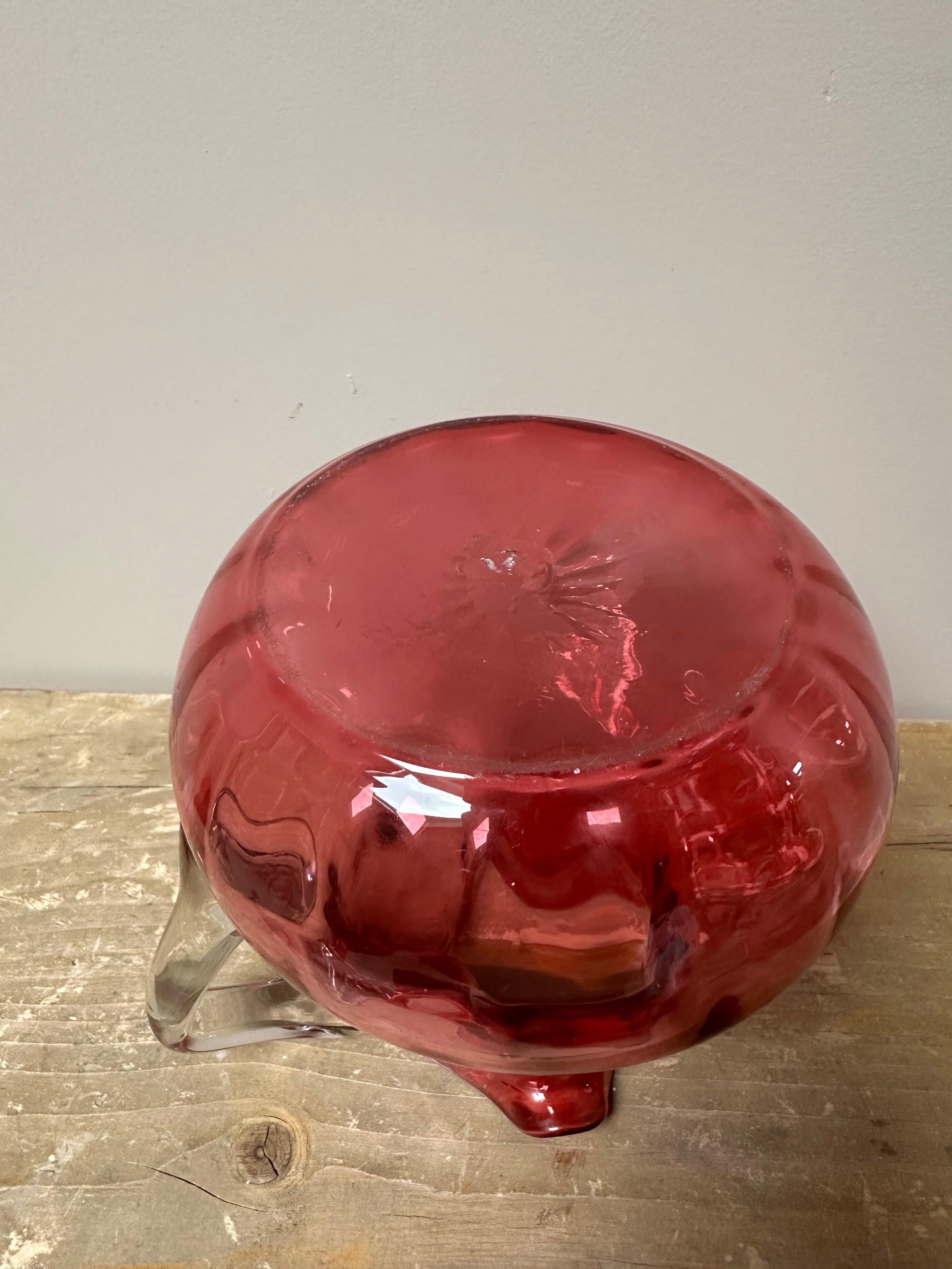 Cruche victorienne en verre Cranberry, soufflée à la main, 1800 en vente 4