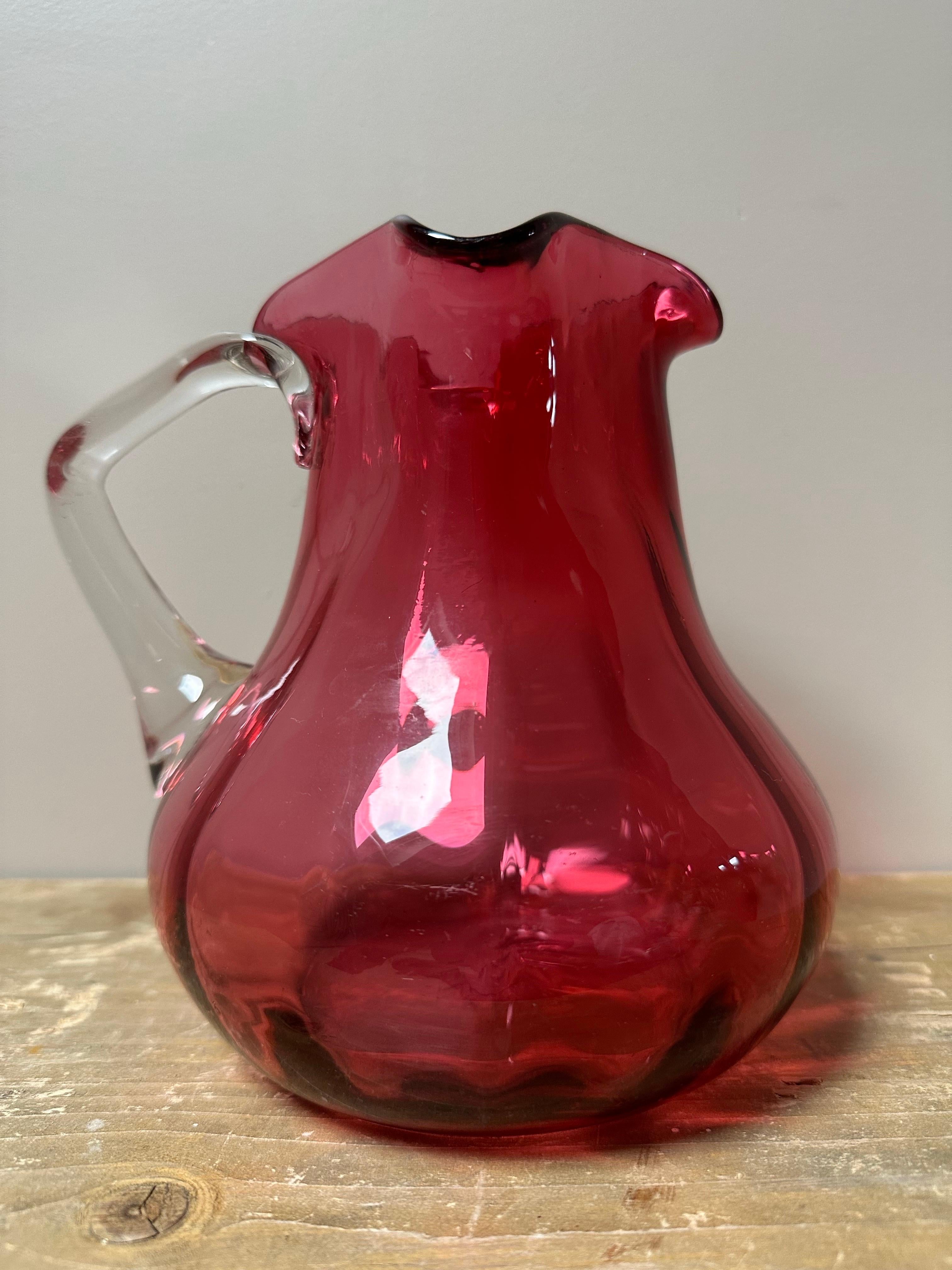 Victorien Cruche victorienne en verre Cranberry, soufflée à la main, 1800 en vente