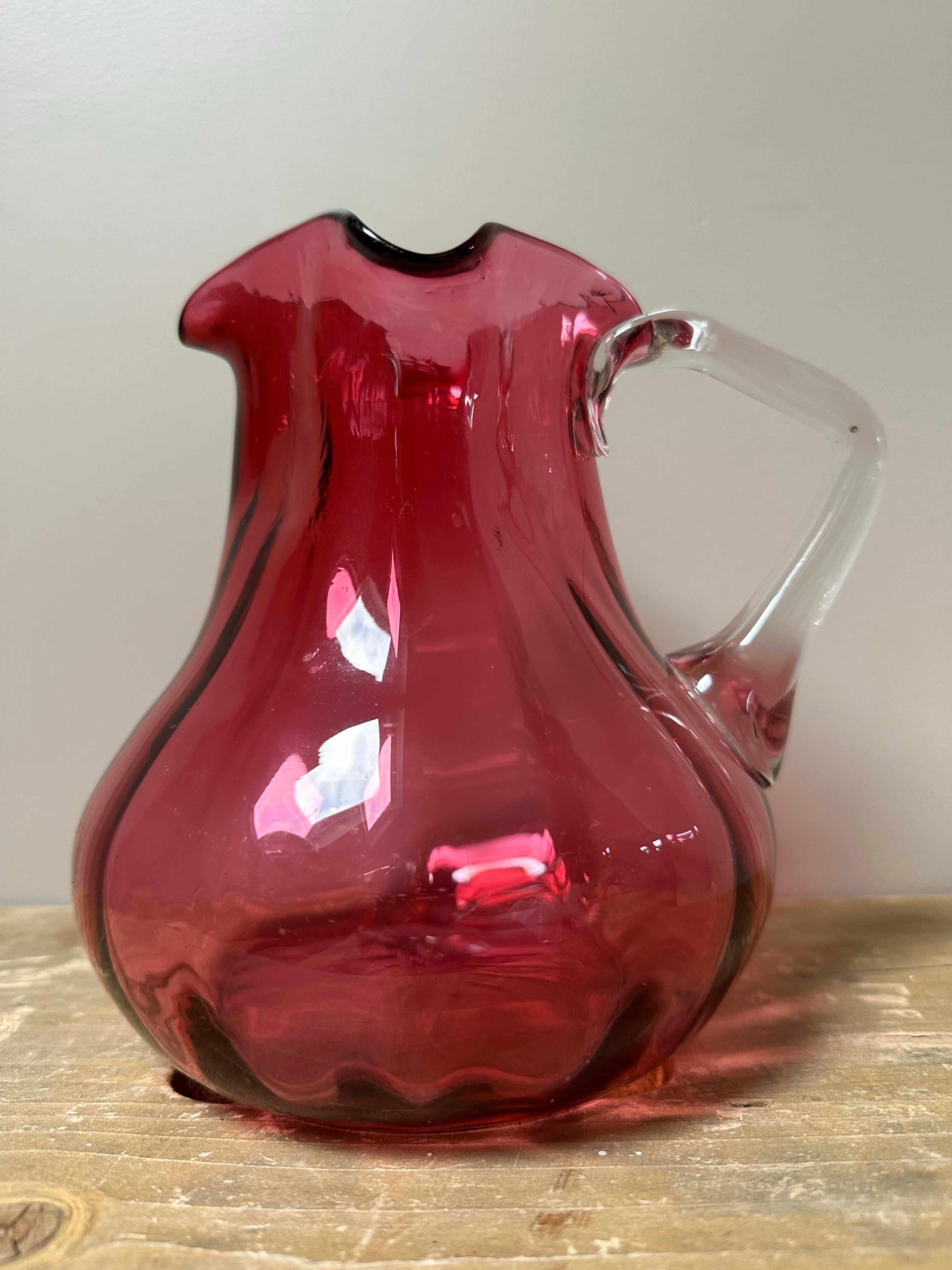 Anglais Cruche victorienne en verre Cranberry, soufflée à la main, 1800 en vente