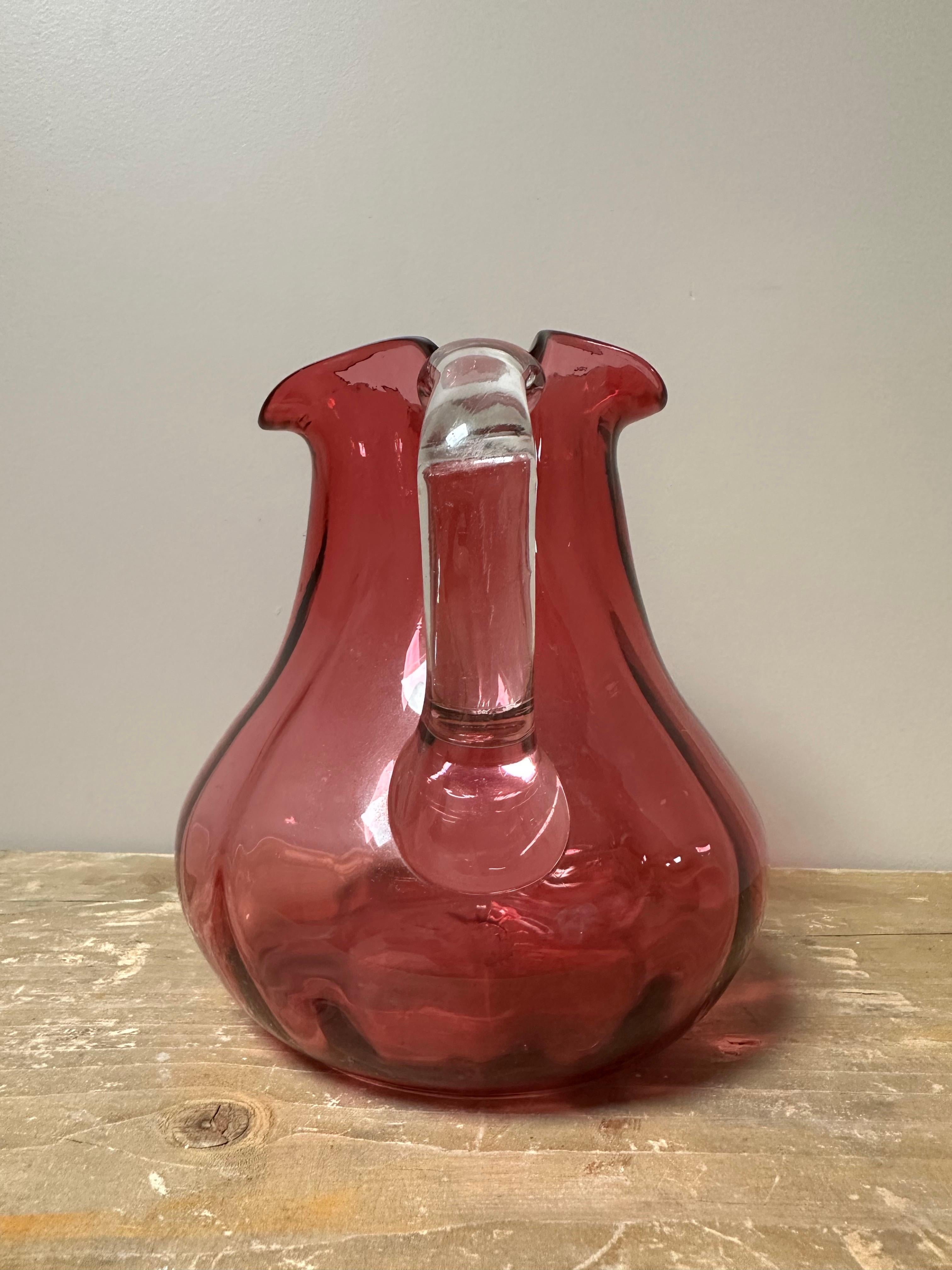 Fait main Cruche victorienne en verre Cranberry, soufflée à la main, 1800 en vente