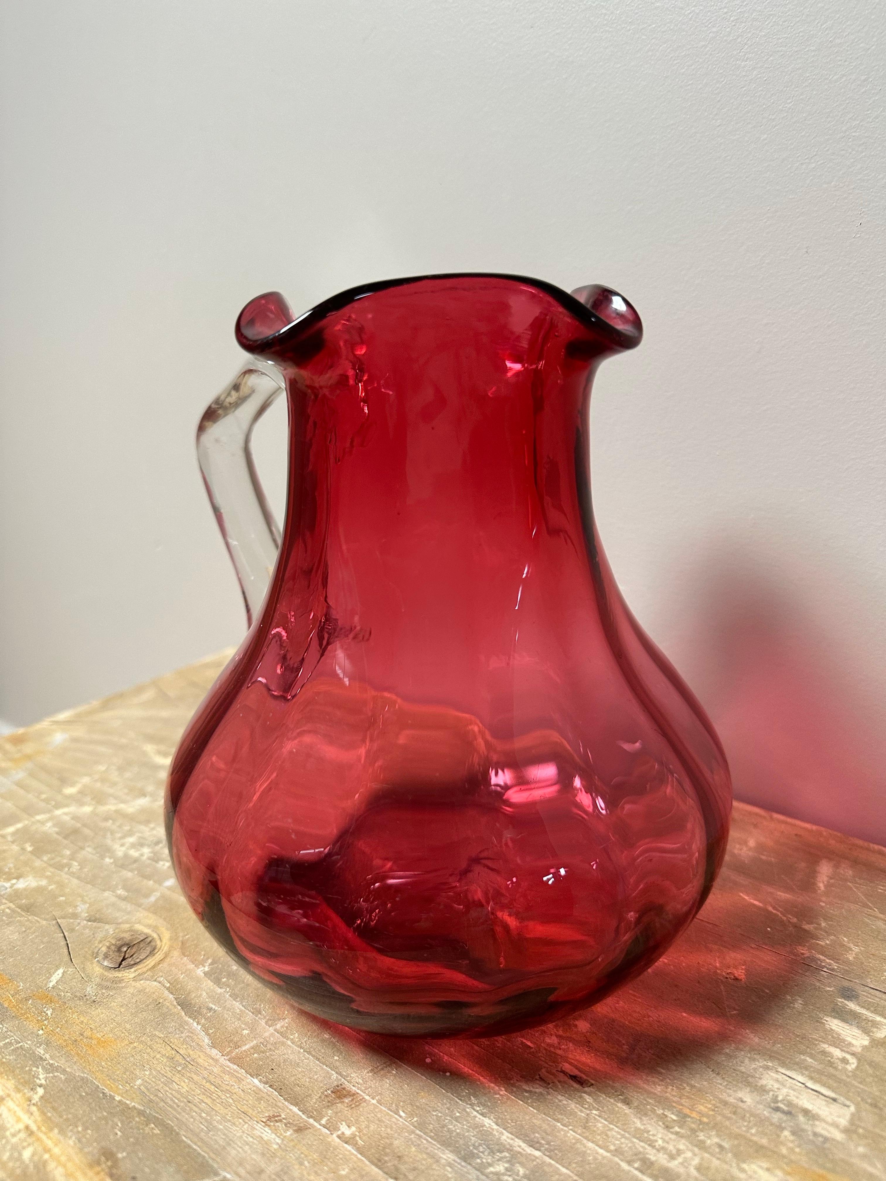 Milieu du XIXe siècle Cruche victorienne en verre Cranberry, soufflée à la main, 1800 en vente