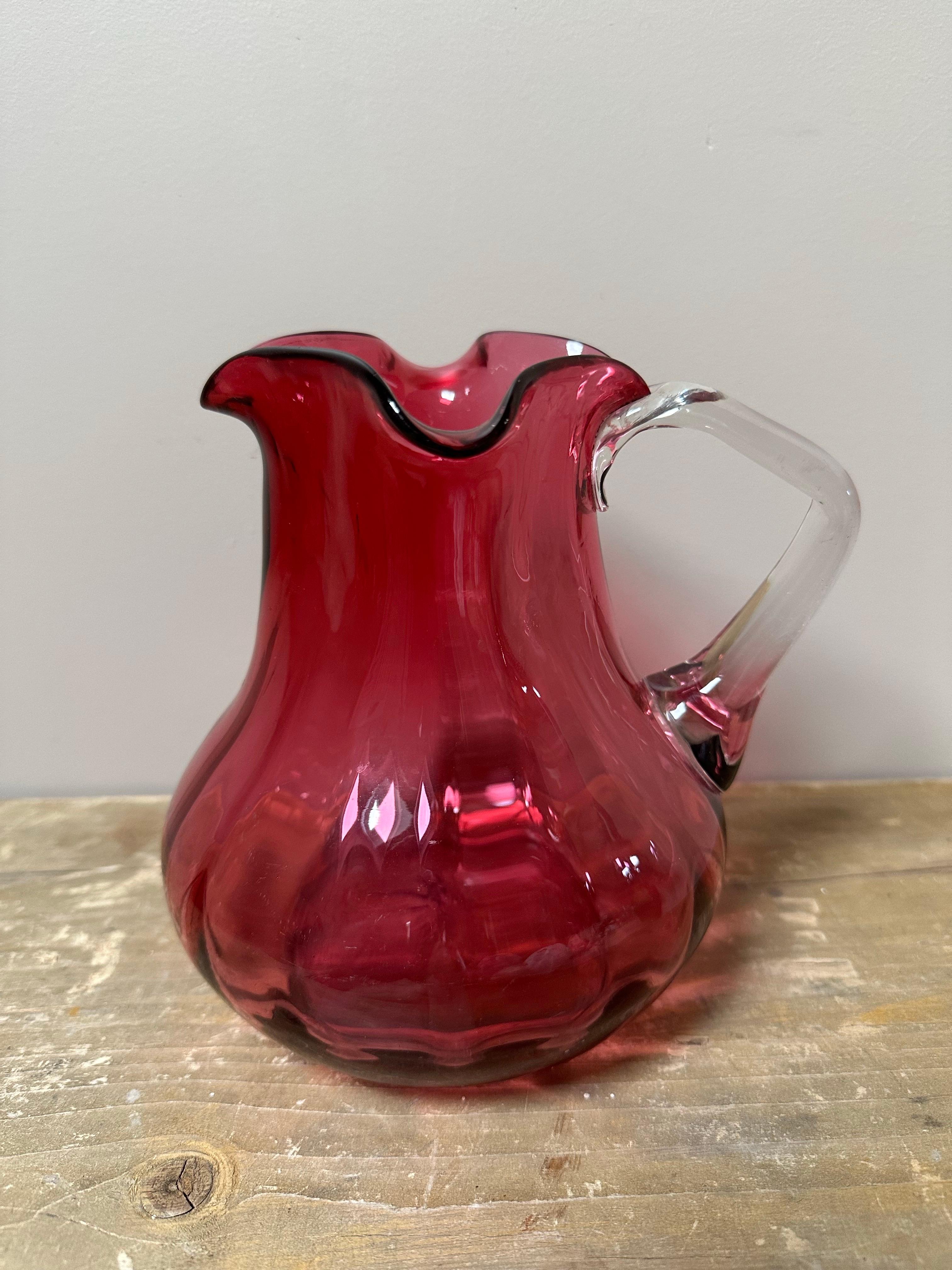 Verre brun Cruche victorienne en verre Cranberry, soufflée à la main, 1800 en vente