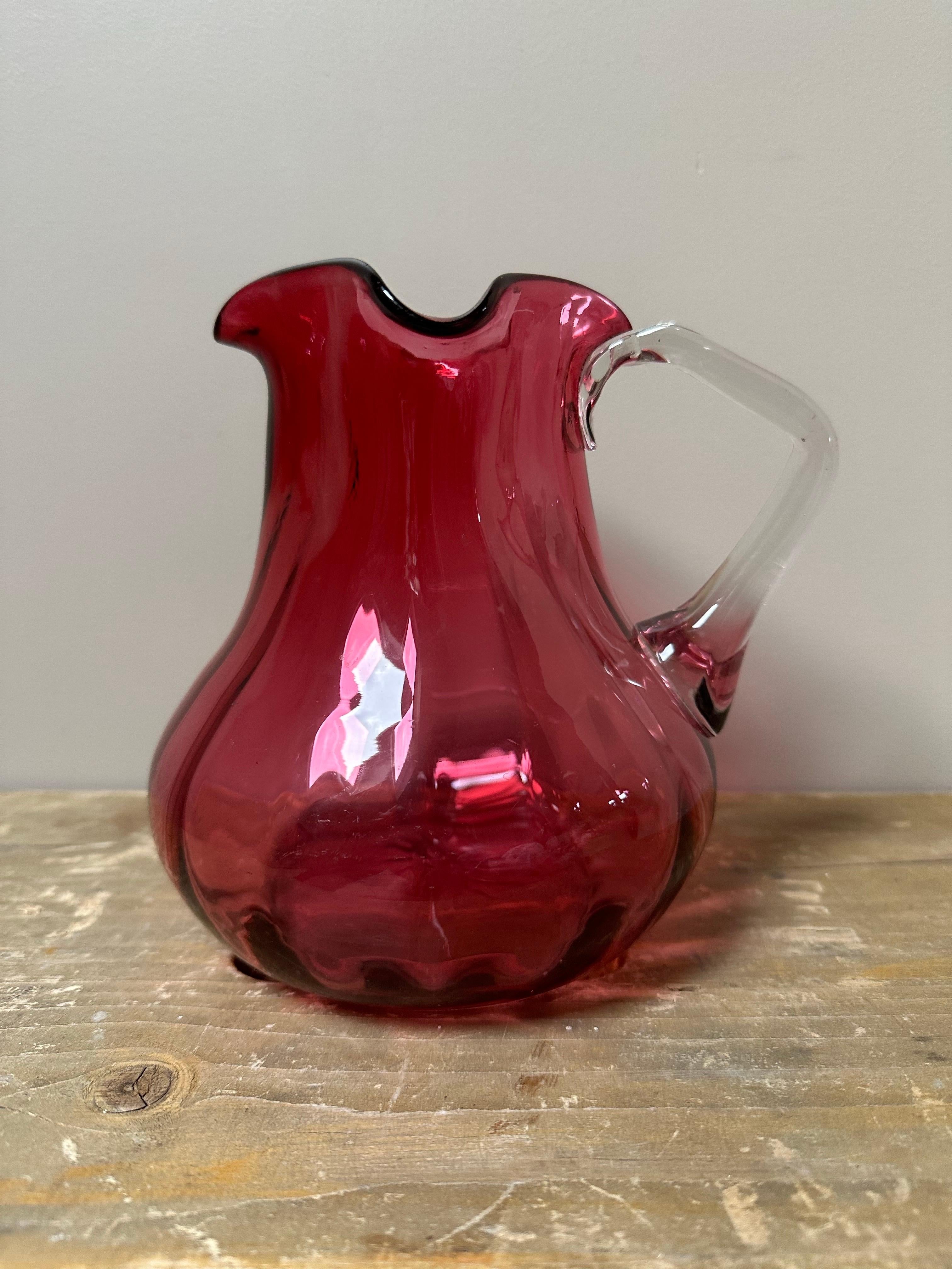 Cruche victorienne en verre Cranberry, soufflée à la main, 1800 en vente 1