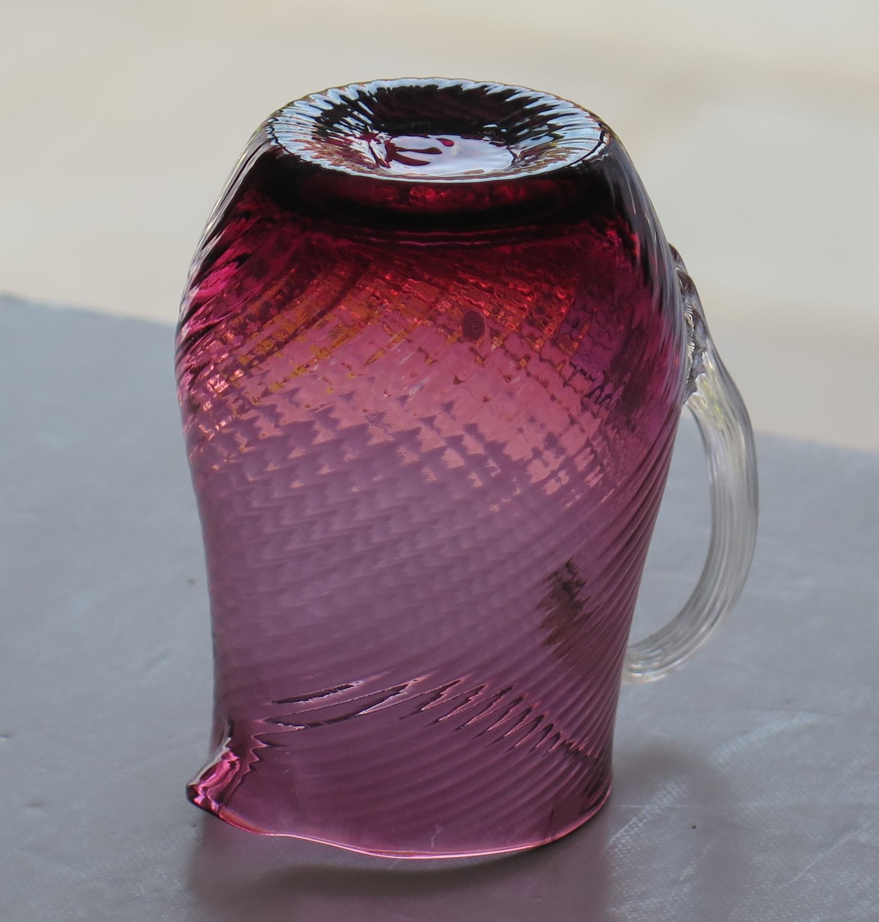 Jarra Victoriana de Crema de Vidrio de Arándano Rojo Detalle Moldeado, Inglés circa 1870 en venta 4