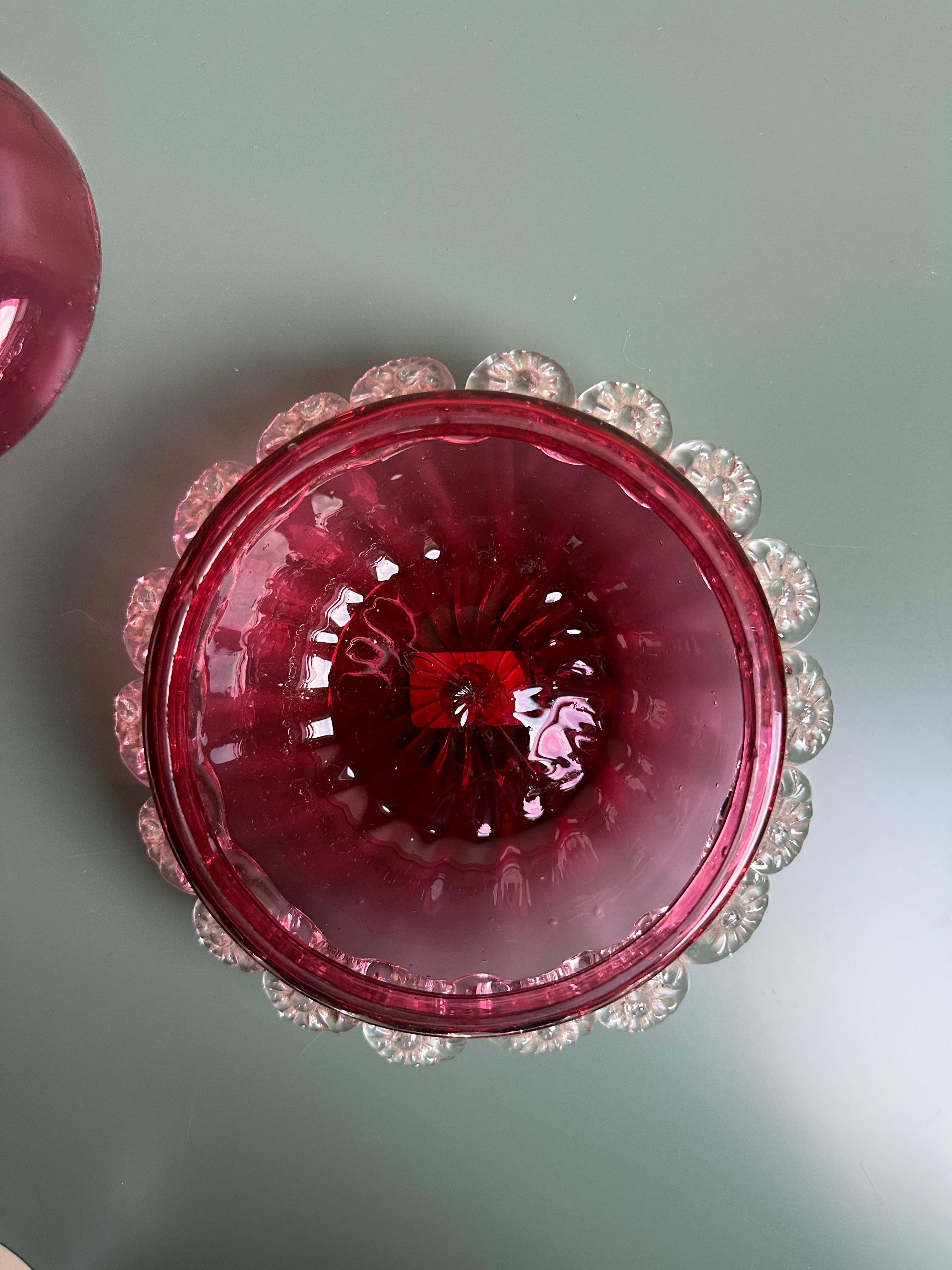 Boîte Victorienne en Verre Canneberge Poudrier Vanity Make-Up Verre Couvercle Avec Feston en vente 4