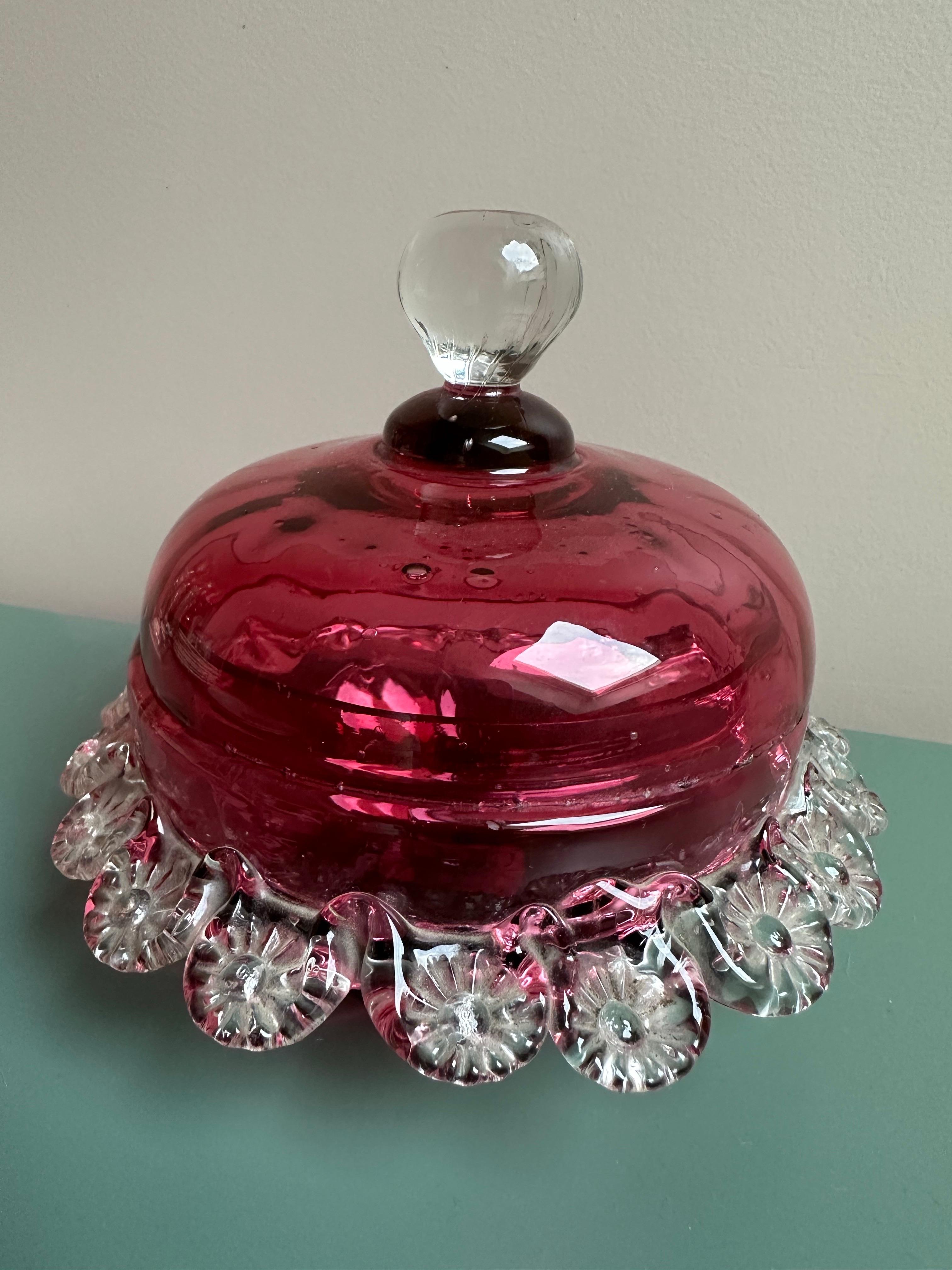 Boîte Victorienne en Verre Canneberge Poudrier Vanity Make-Up Verre Couvercle Avec Feston en vente 5