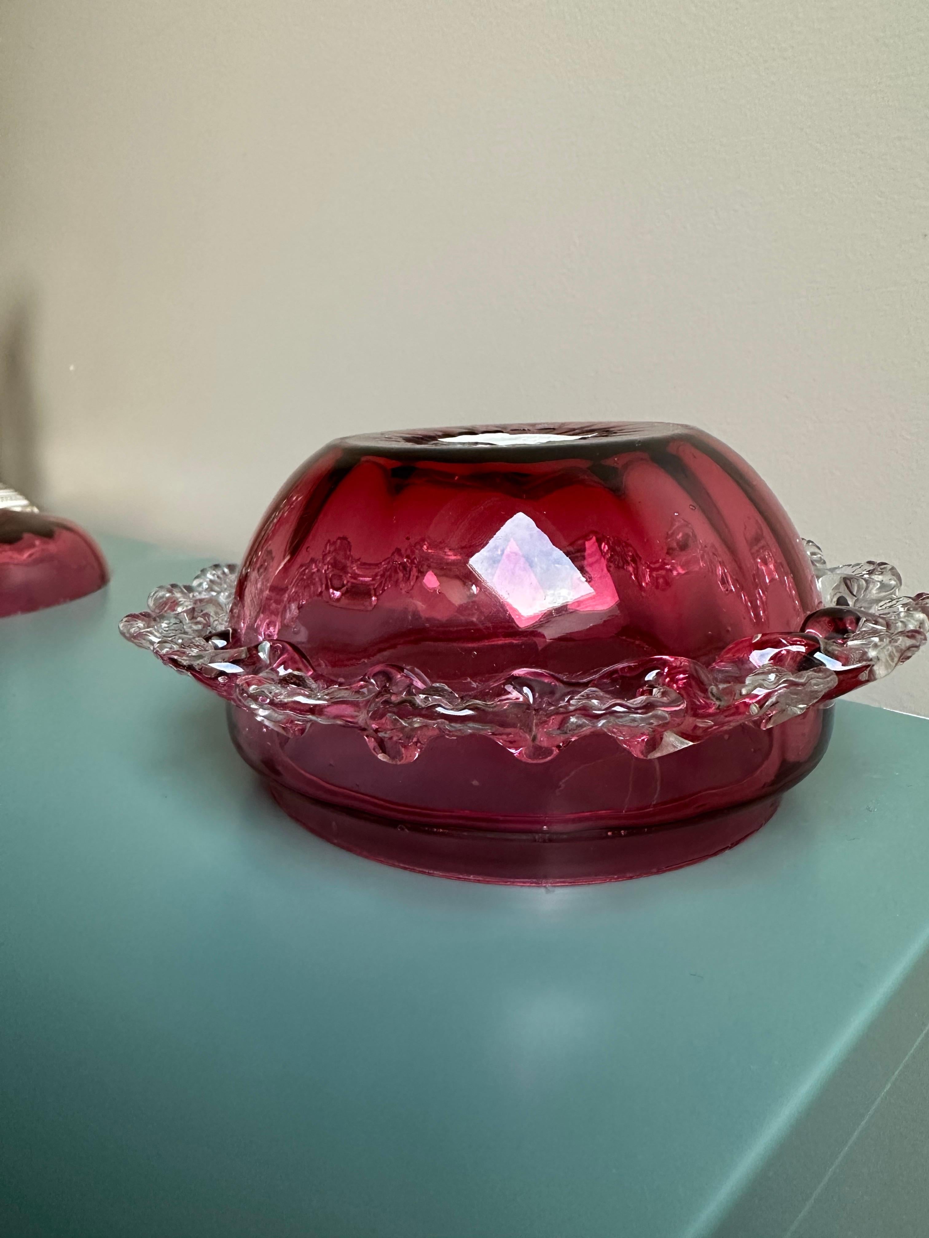 Boîte Victorienne en Verre Canneberge Poudrier Vanity Make-Up Verre Couvercle Avec Feston en vente 6