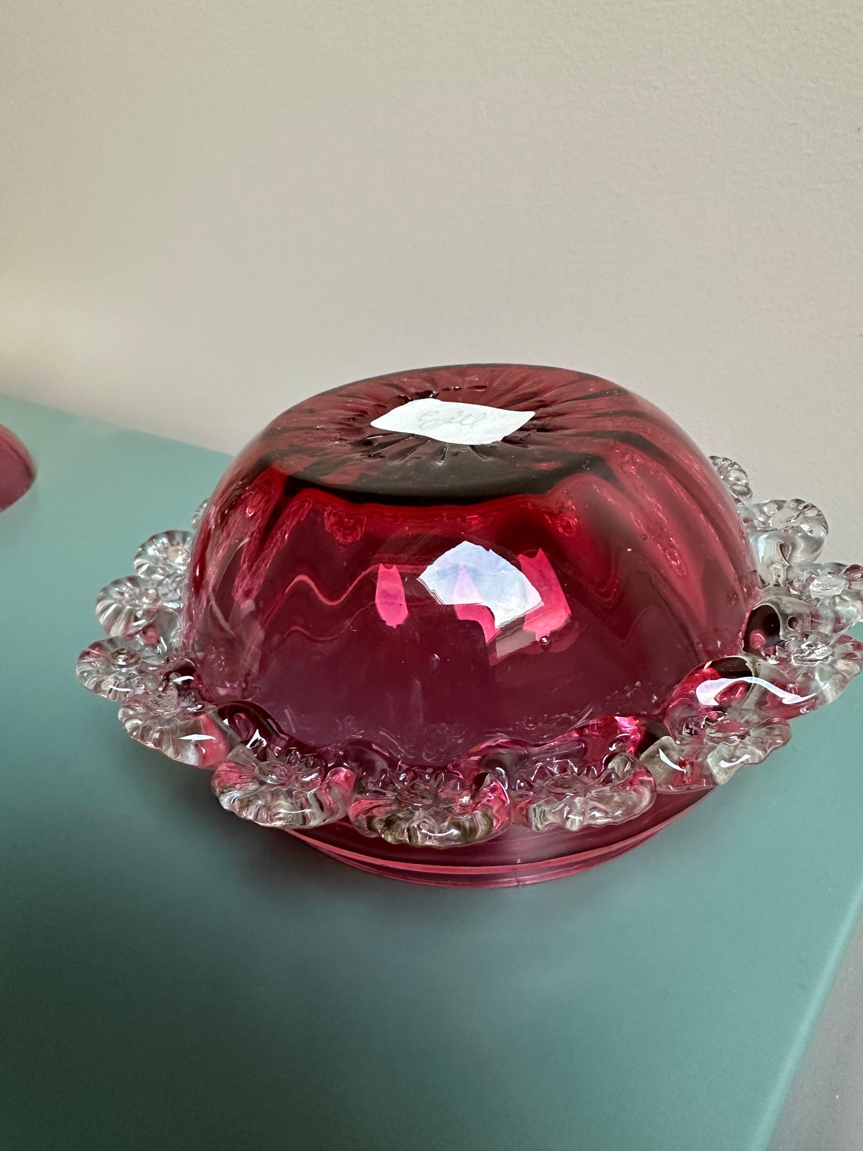 Boîte Victorienne en Verre Canneberge Poudrier Vanity Make-Up Verre Couvercle Avec Feston en vente 7