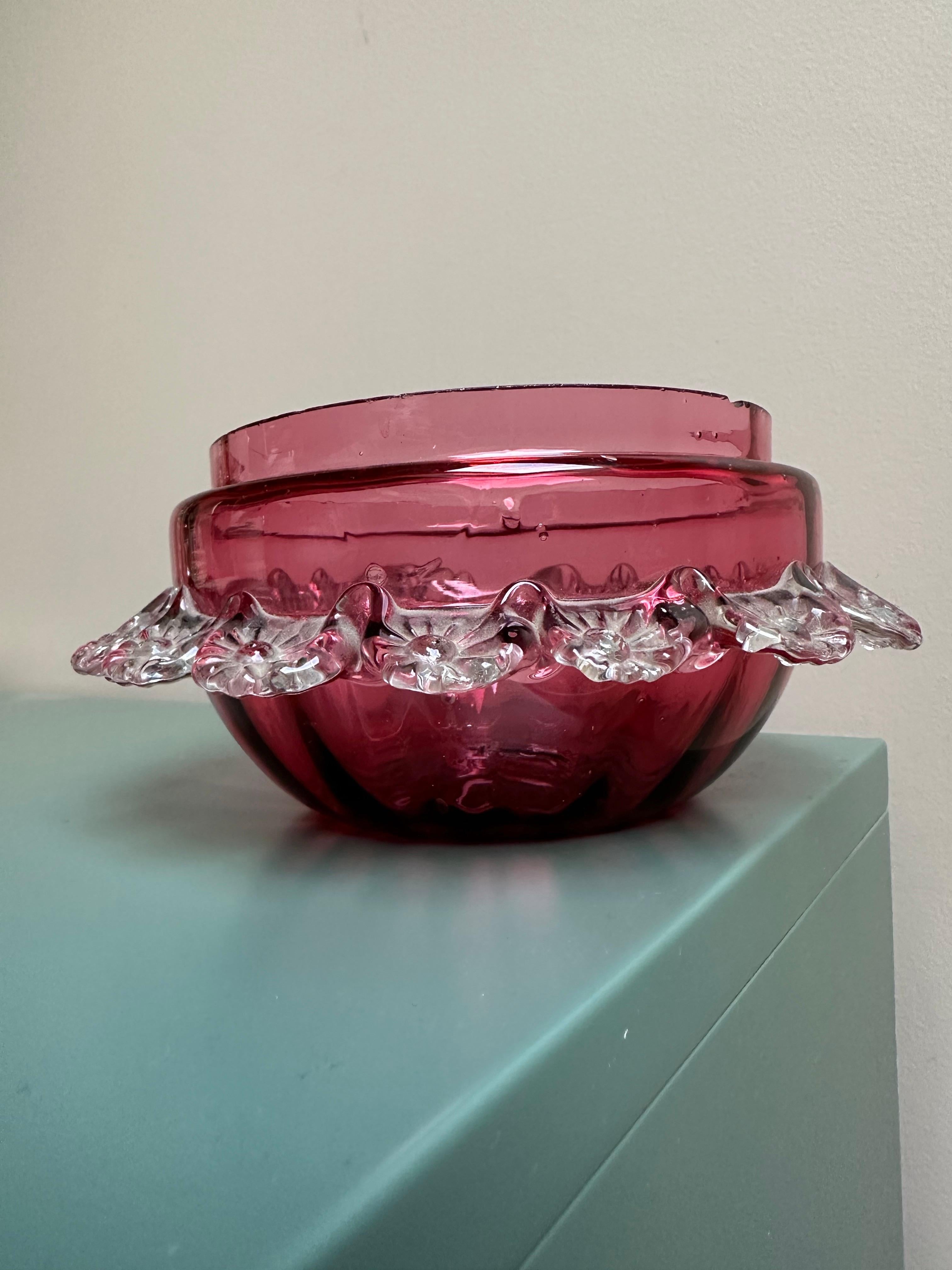 Boîte Victorienne en Verre Canneberge Poudrier Vanity Make-Up Verre Couvercle Avec Feston en vente 10