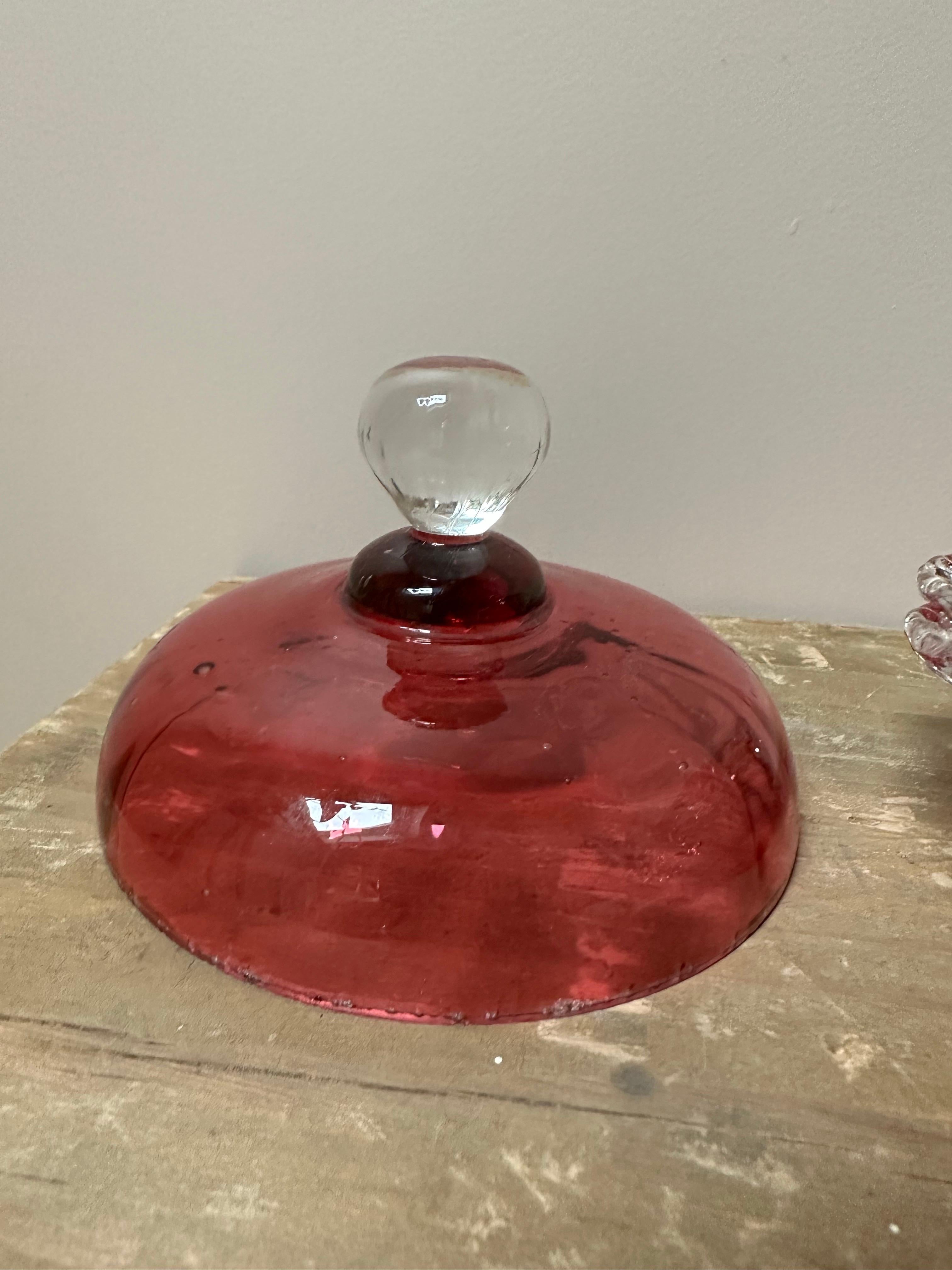 Anglais Boîte Victorienne en Verre Canneberge Poudrier Vanity Make-Up Verre Couvercle Avec Feston en vente