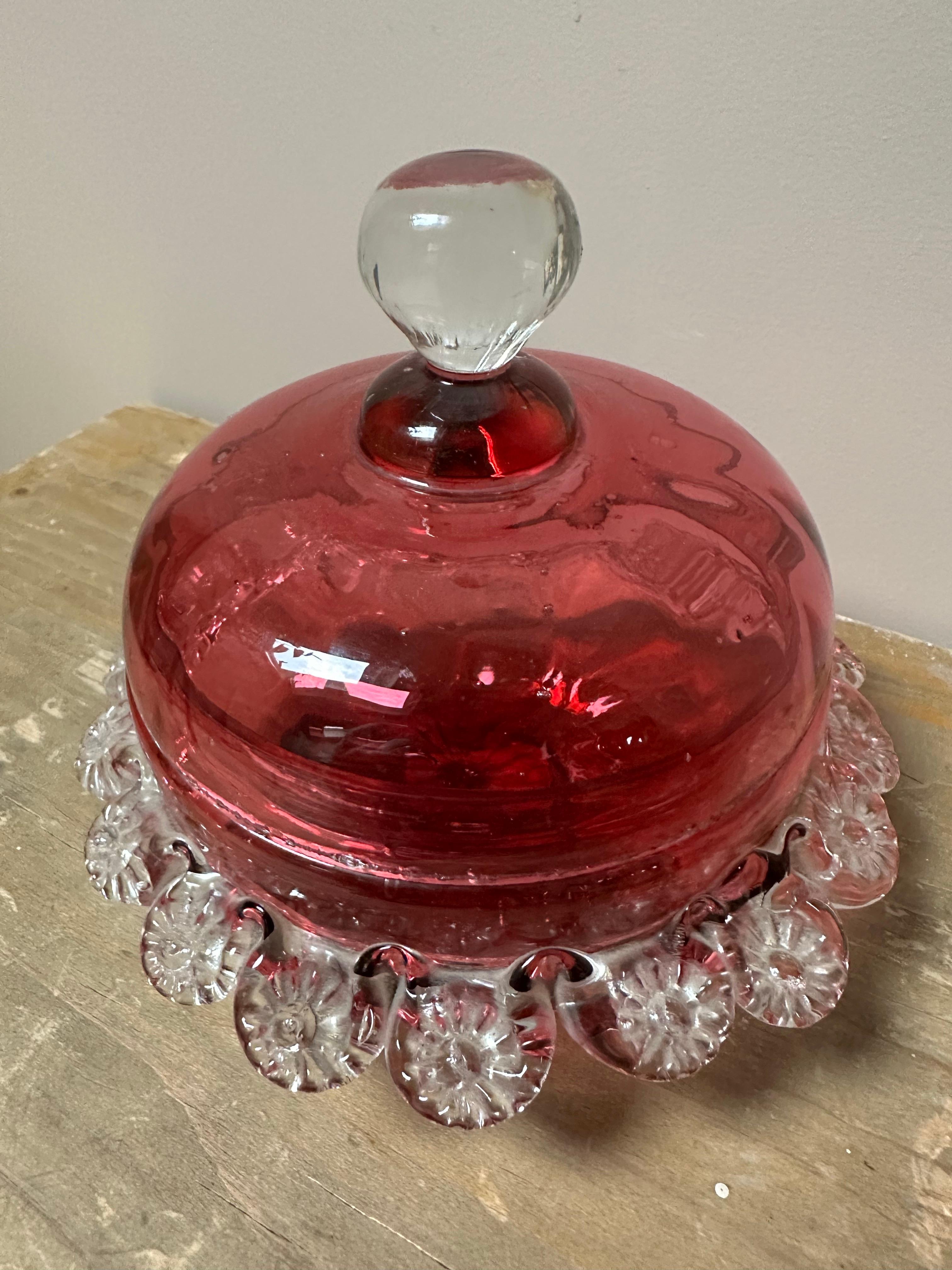 Boîte Victorienne en Verre Canneberge Poudrier Vanity Make-Up Verre Couvercle Avec Feston Bon état - En vente à Worcester Park, GB