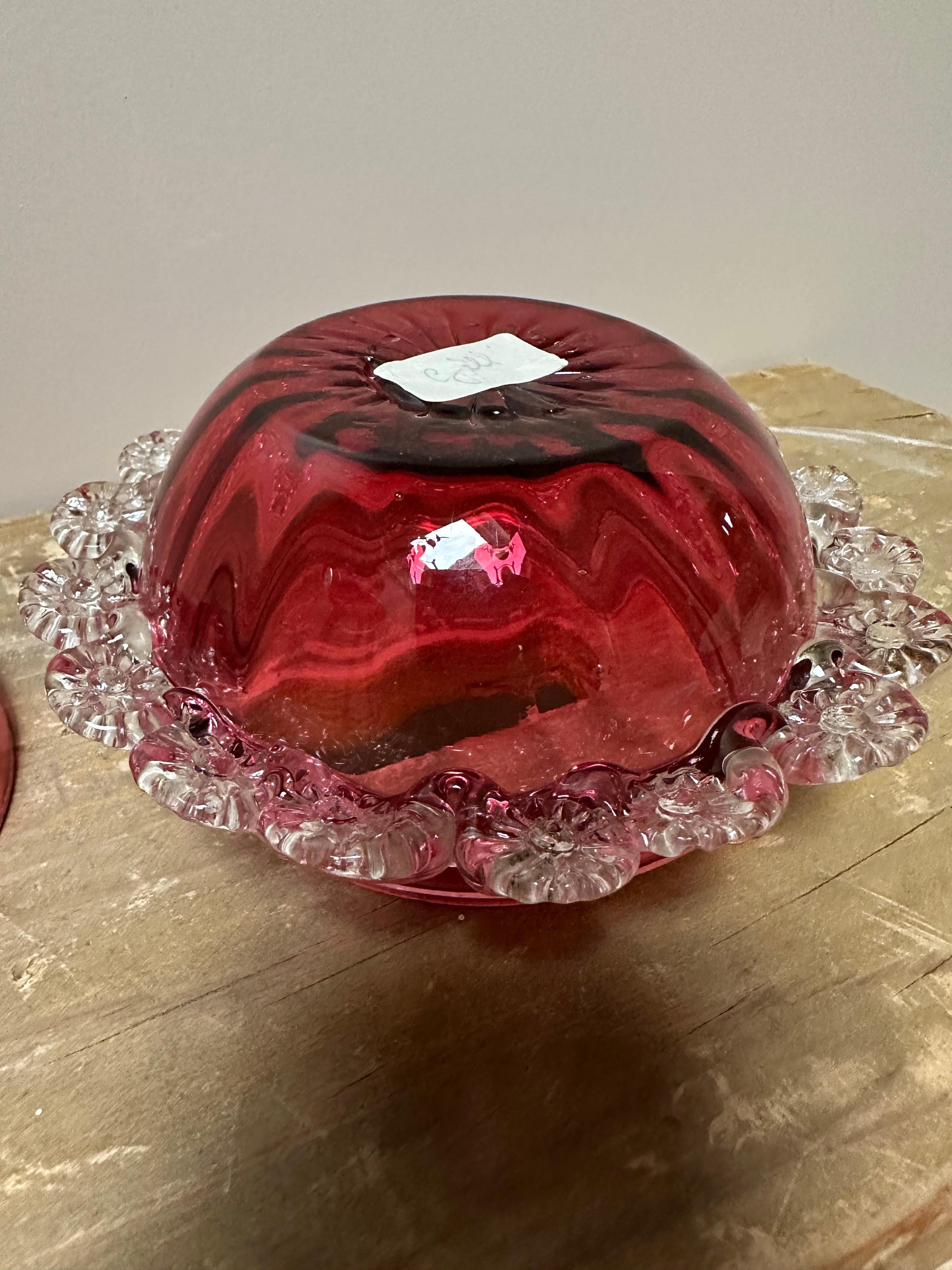 XIXe siècle Boîte Victorienne en Verre Canneberge Poudrier Vanity Make-Up Verre Couvercle Avec Feston en vente