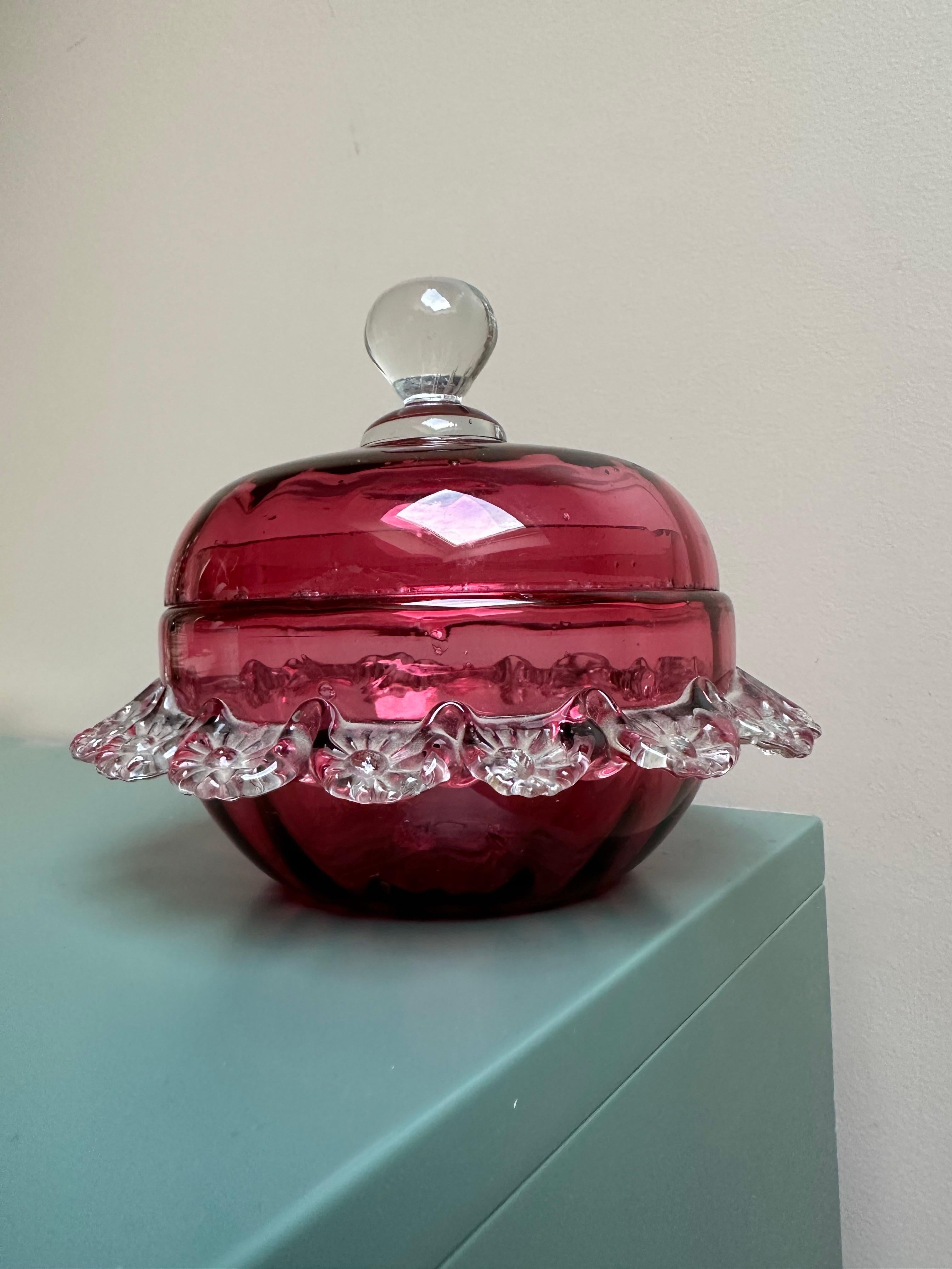 Verre brun Boîte Victorienne en Verre Canneberge Poudrier Vanity Make-Up Verre Couvercle Avec Feston en vente