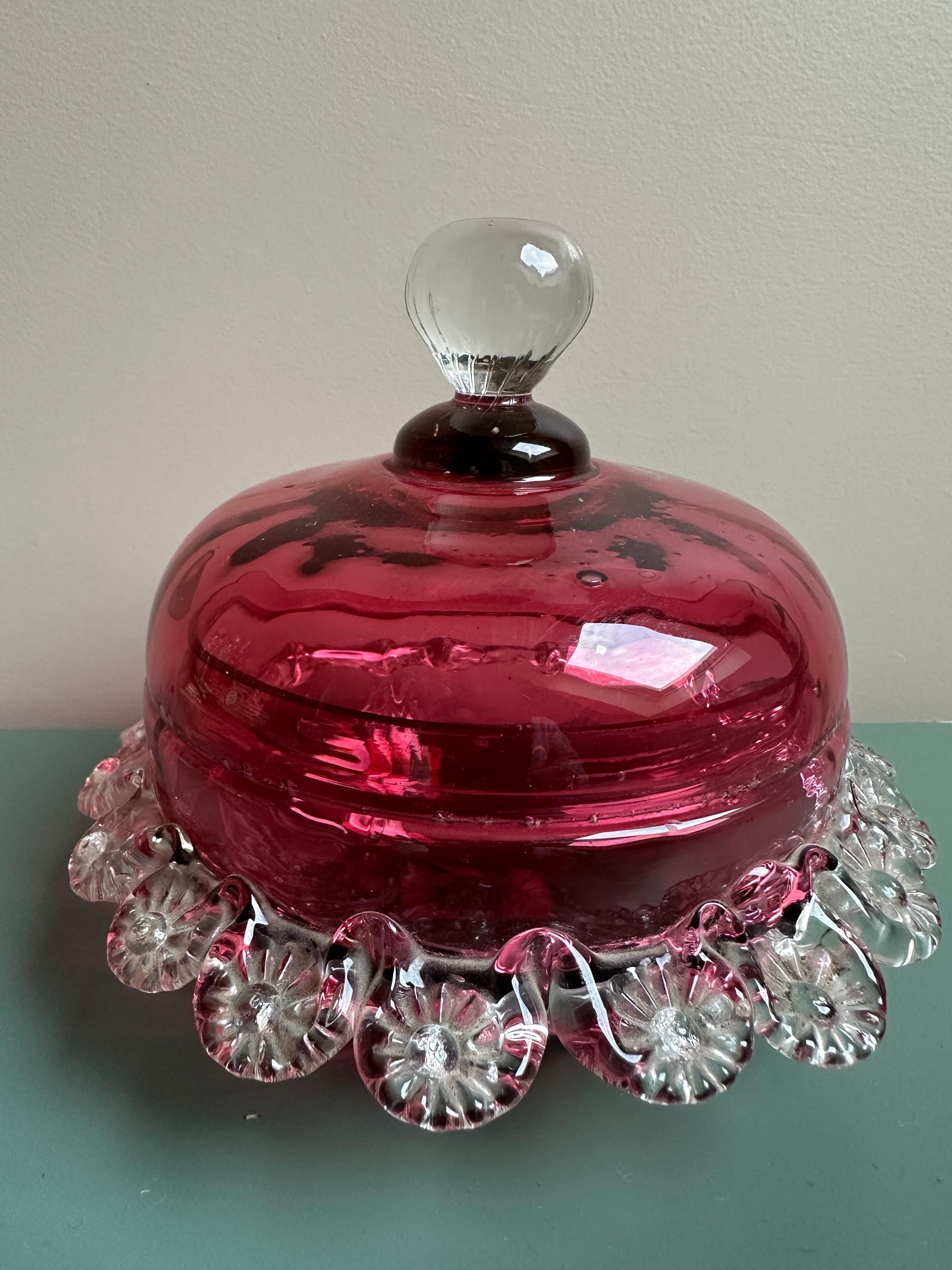 Boîte Victorienne en Verre Canneberge Poudrier Vanity Make-Up Verre Couvercle Avec Feston en vente 1