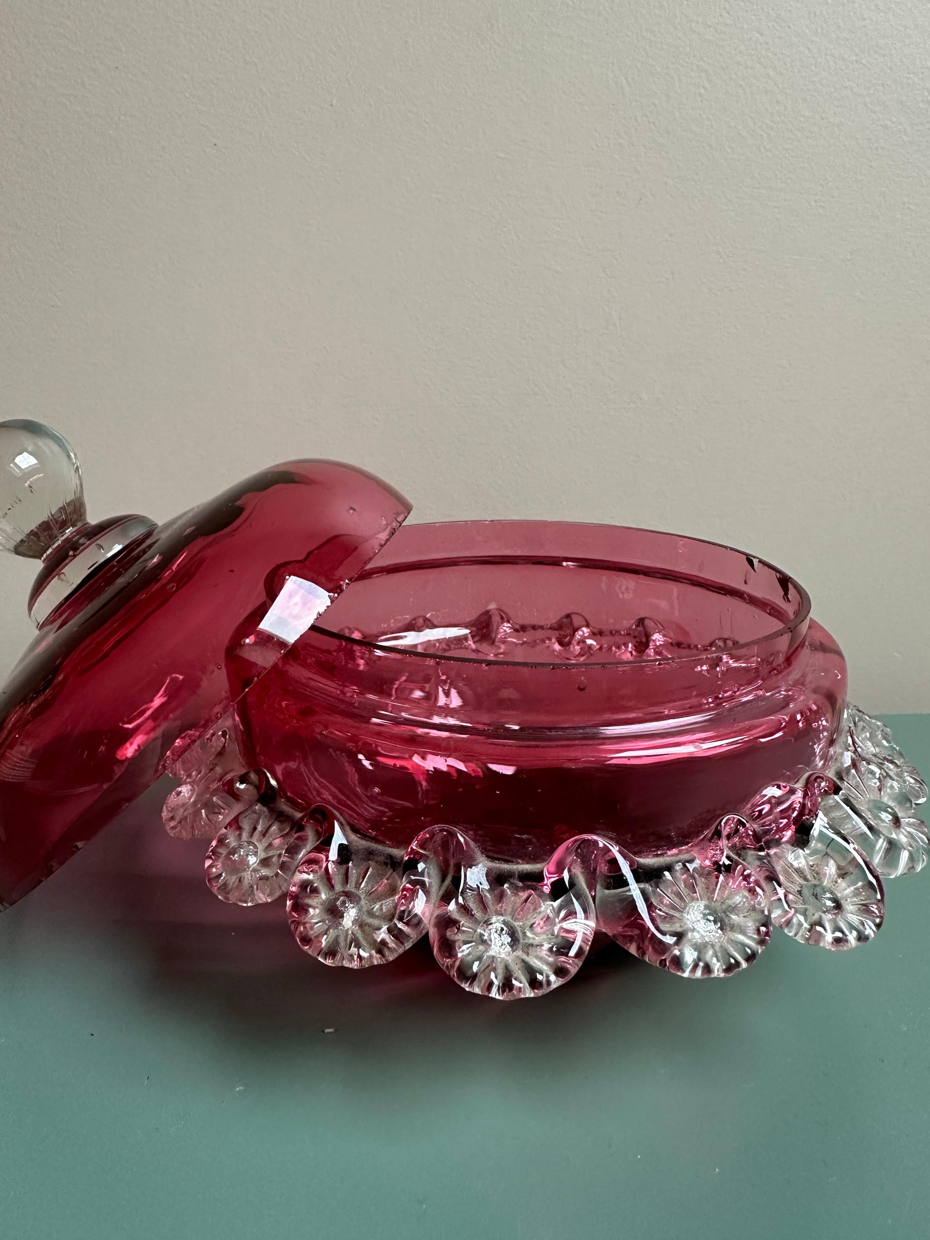 Boîte Victorienne en Verre Canneberge Poudrier Vanity Make-Up Verre Couvercle Avec Feston en vente 2