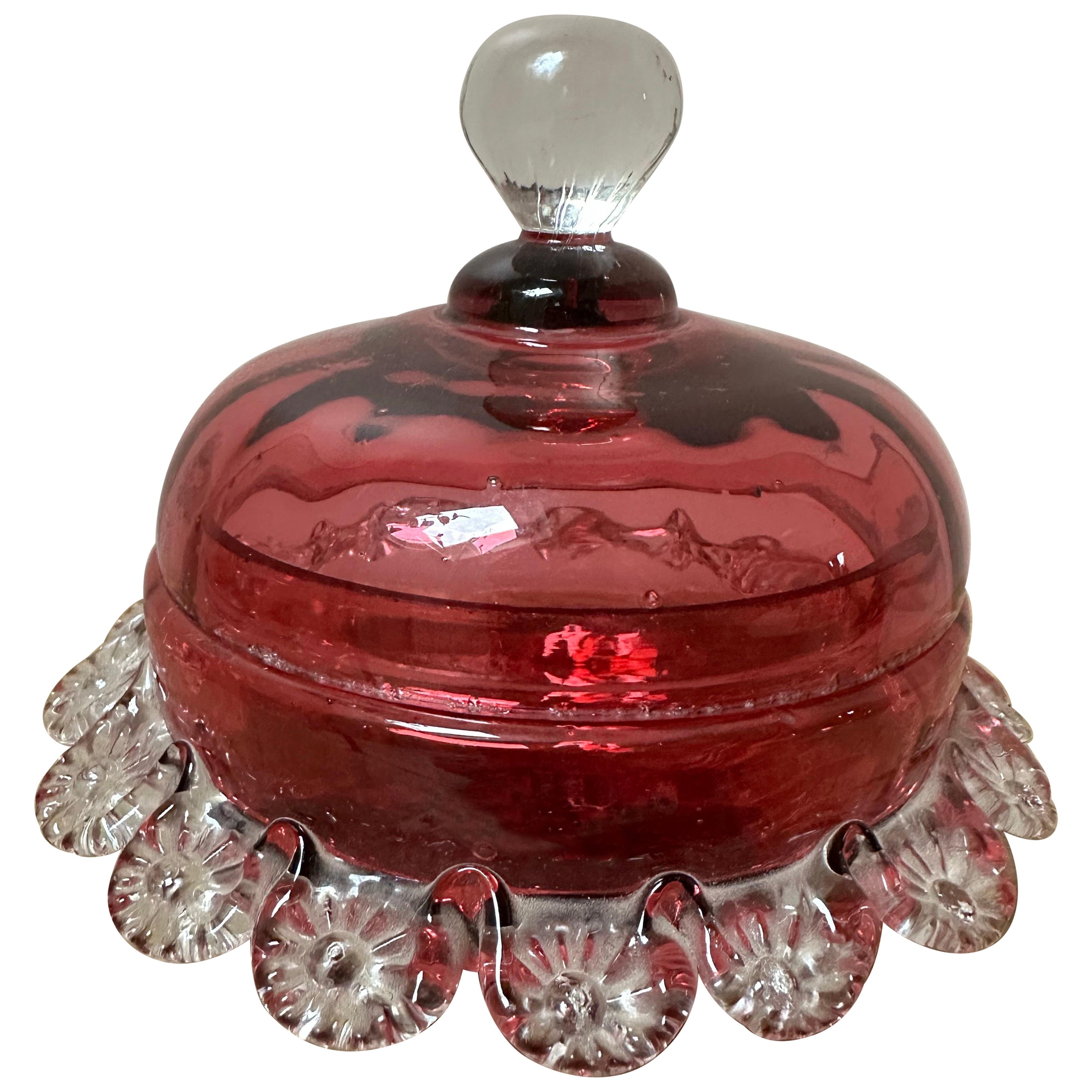 Boîte Victorienne en Verre Canneberge Poudrier Vanity Make-Up Verre Couvercle Avec Feston en vente