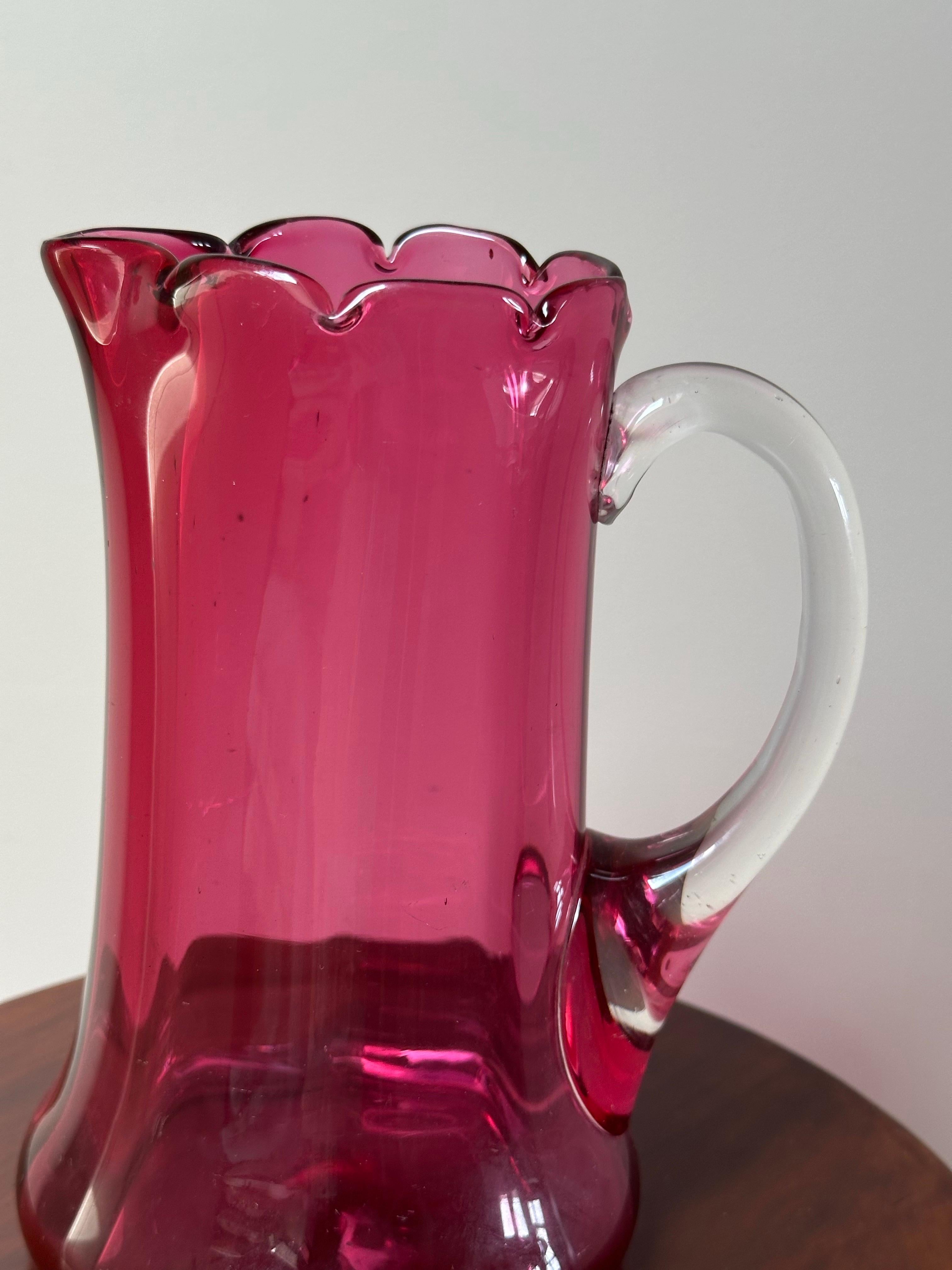 Brocca per acqua smerlata in vetro color mirtillo rosso vittoriano, circa 1900 in vendita 3