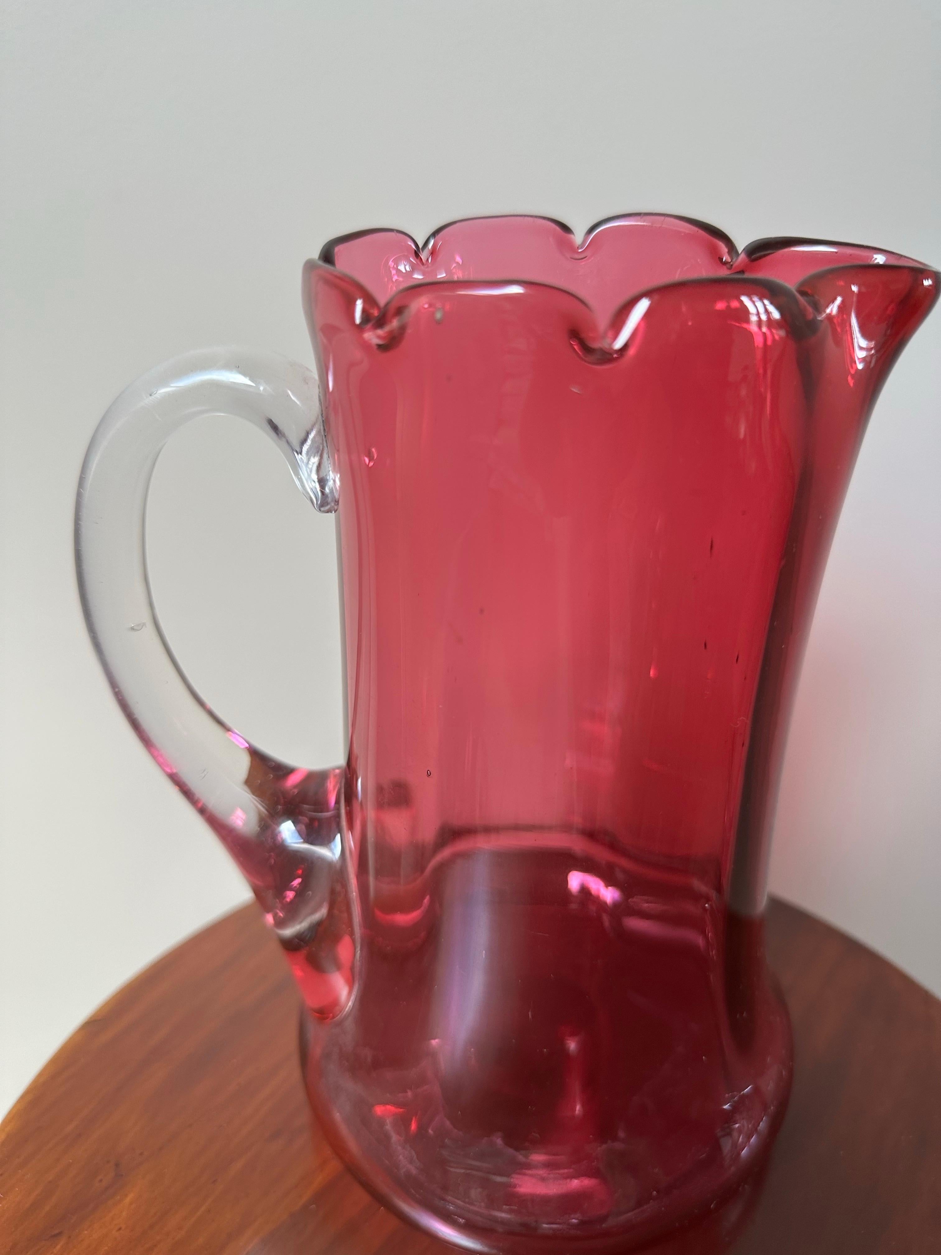Brocca per acqua smerlata in vetro color mirtillo rosso vittoriano, circa 1900 in vendita 4