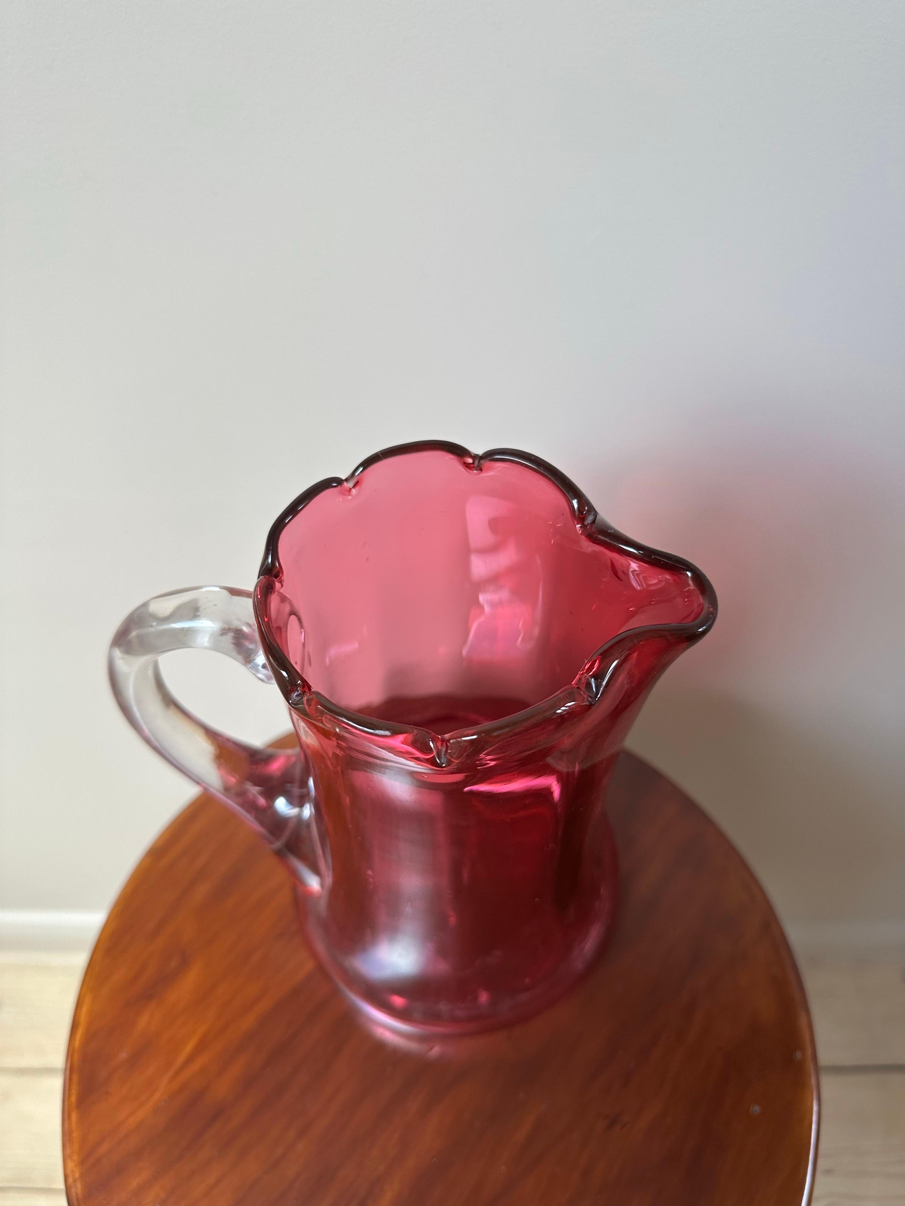 Vittoriano Brocca per acqua smerlata in vetro color mirtillo rosso vittoriano, circa 1900 in vendita