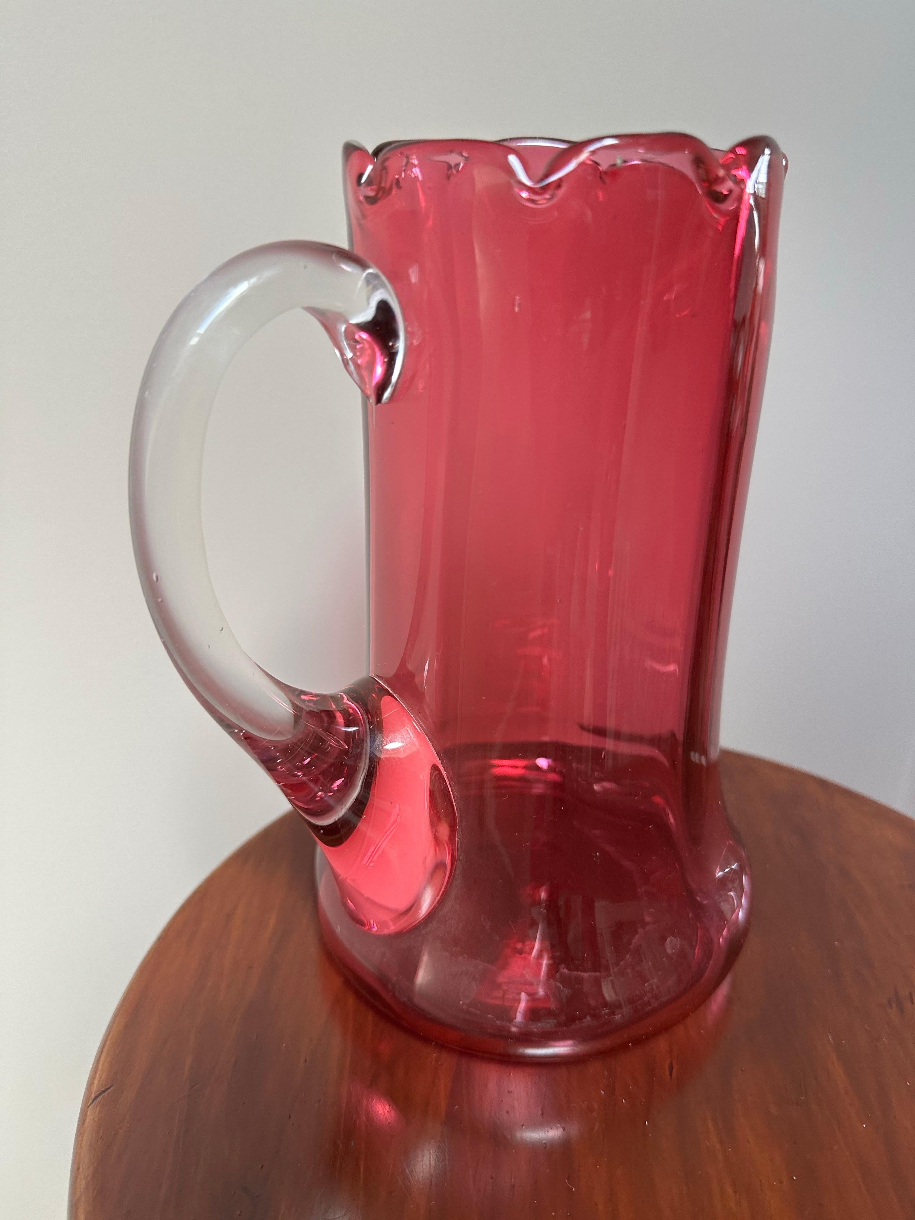 Inglese Brocca per acqua smerlata in vetro color mirtillo rosso vittoriano, circa 1900 in vendita