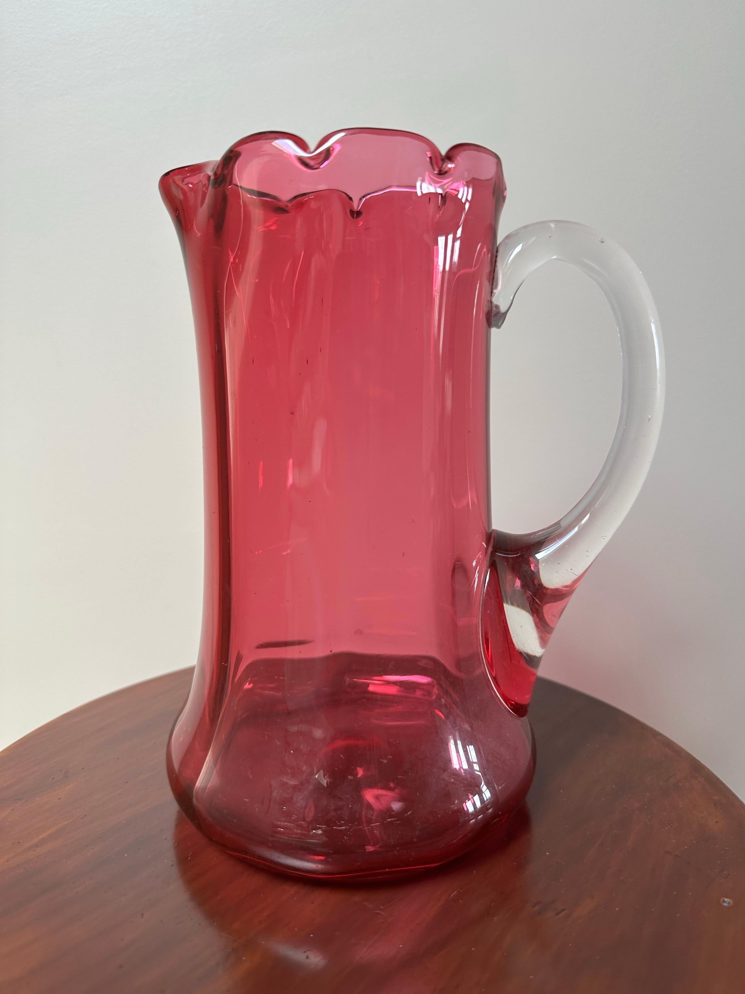 Brocca per acqua smerlata in vetro color mirtillo rosso vittoriano, circa 1900 In condizioni buone in vendita a Worcester Park, GB