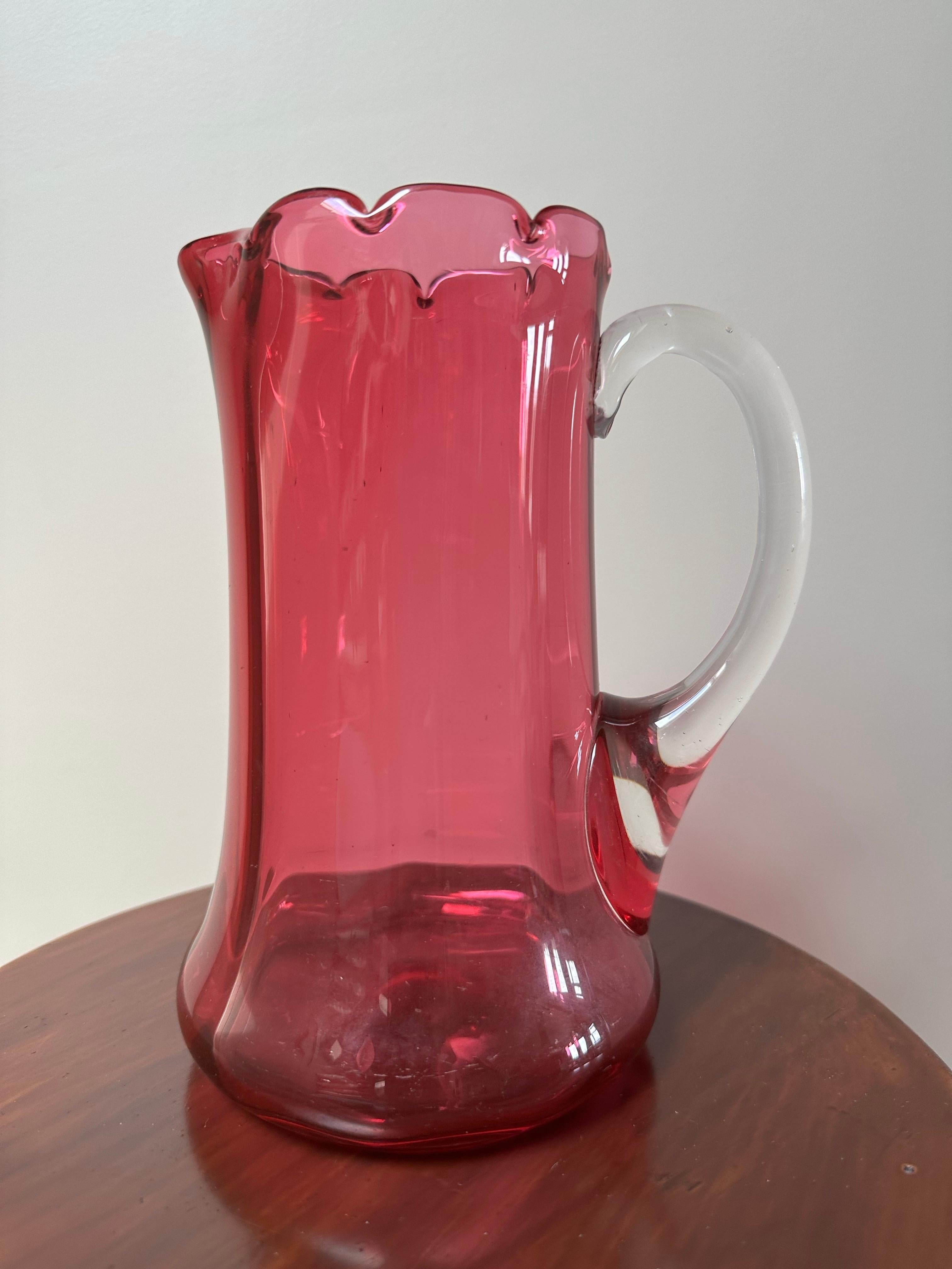 Inizio XX secolo Brocca per acqua smerlata in vetro color mirtillo rosso vittoriano, circa 1900 in vendita