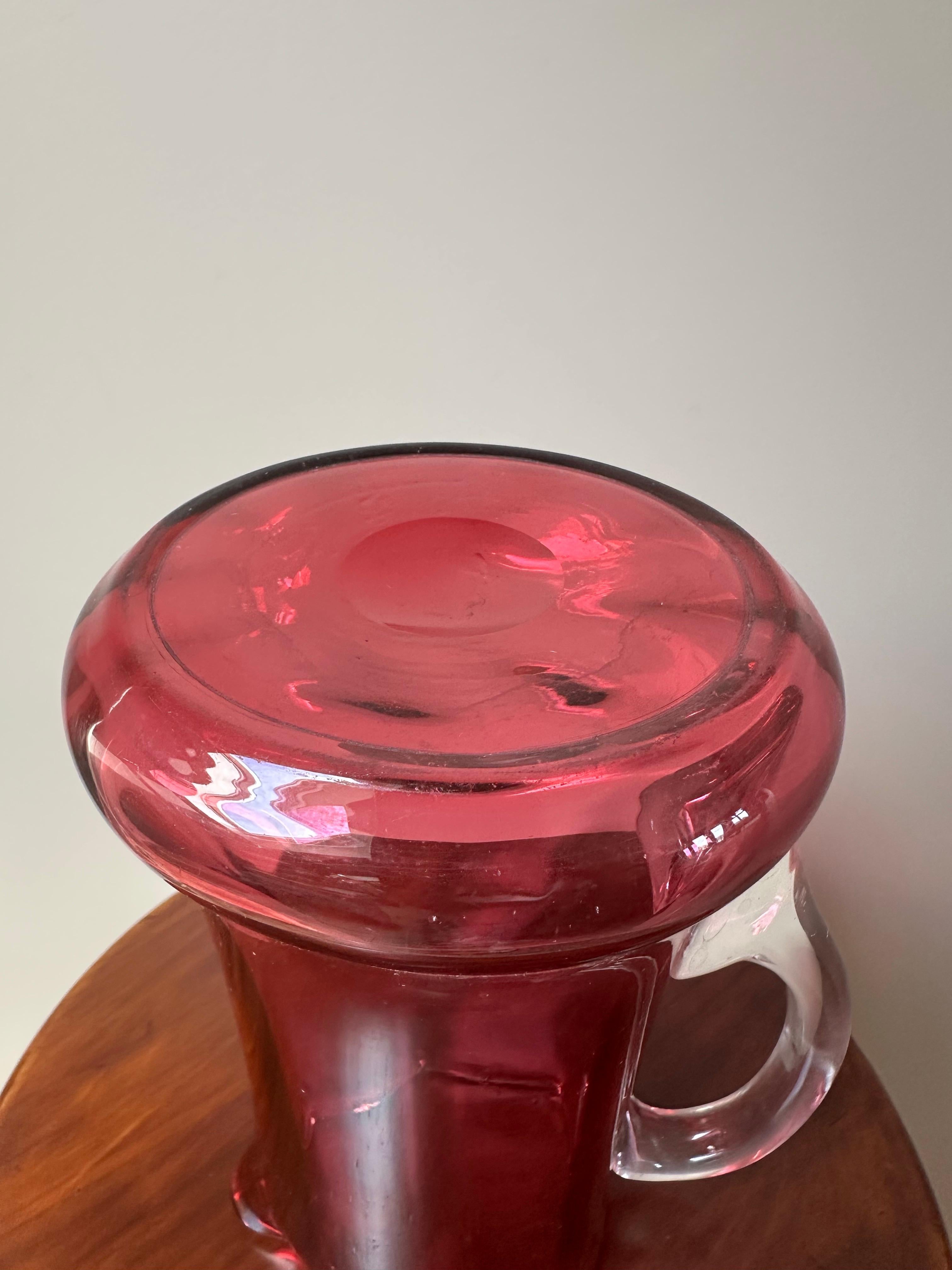 Brocca per acqua smerlata in vetro color mirtillo rosso vittoriano, circa 1900 in vendita 1