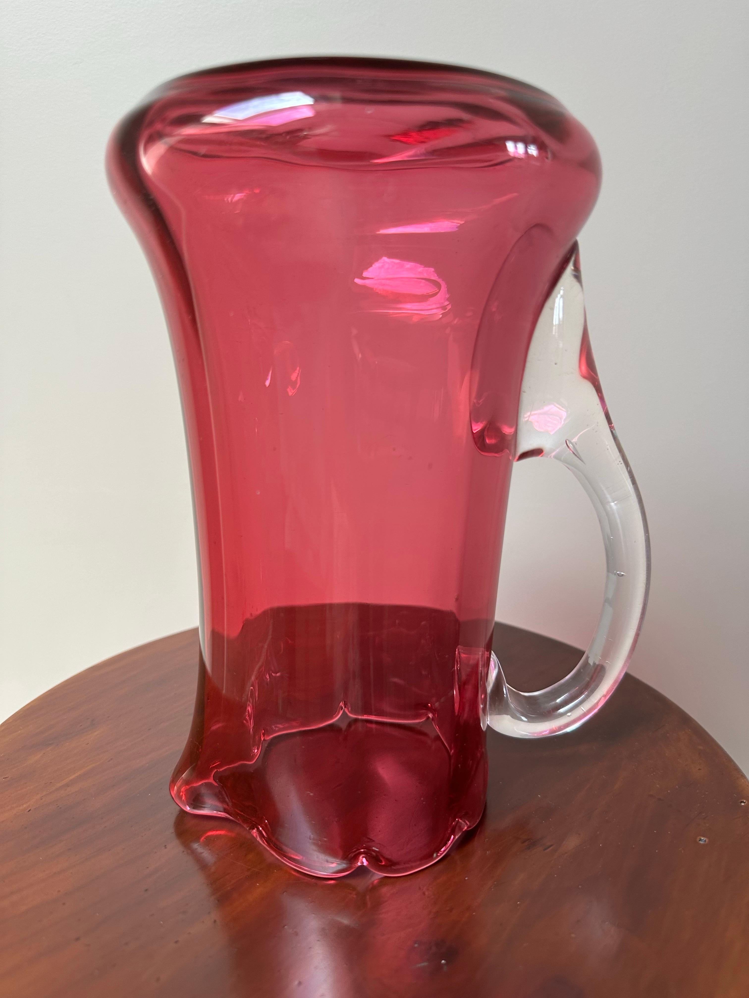 Brocca per acqua smerlata in vetro color mirtillo rosso vittoriano, circa 1900 in vendita 2