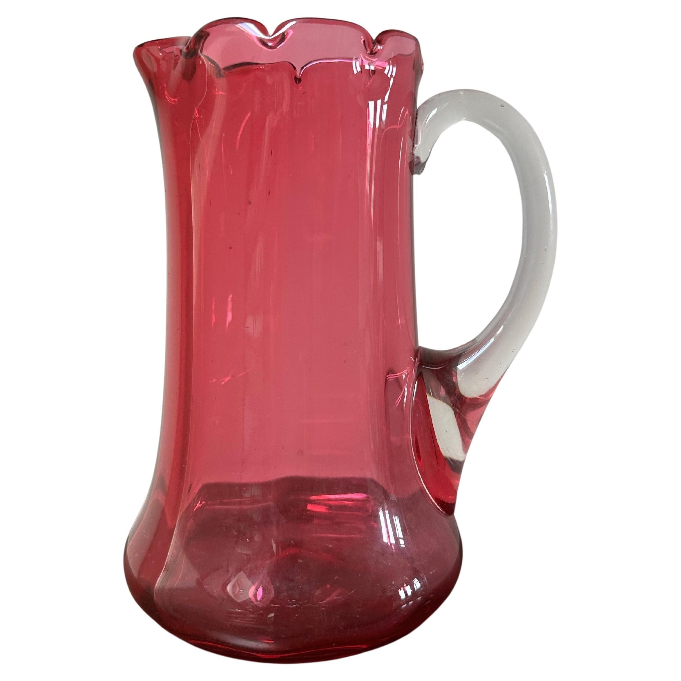 Jarra de agua victoriana de vidrio de arándano festoneado, circa 1900