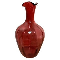 Viktorianische Vase aus mundgeblasenem Kunstglas in Cranberry