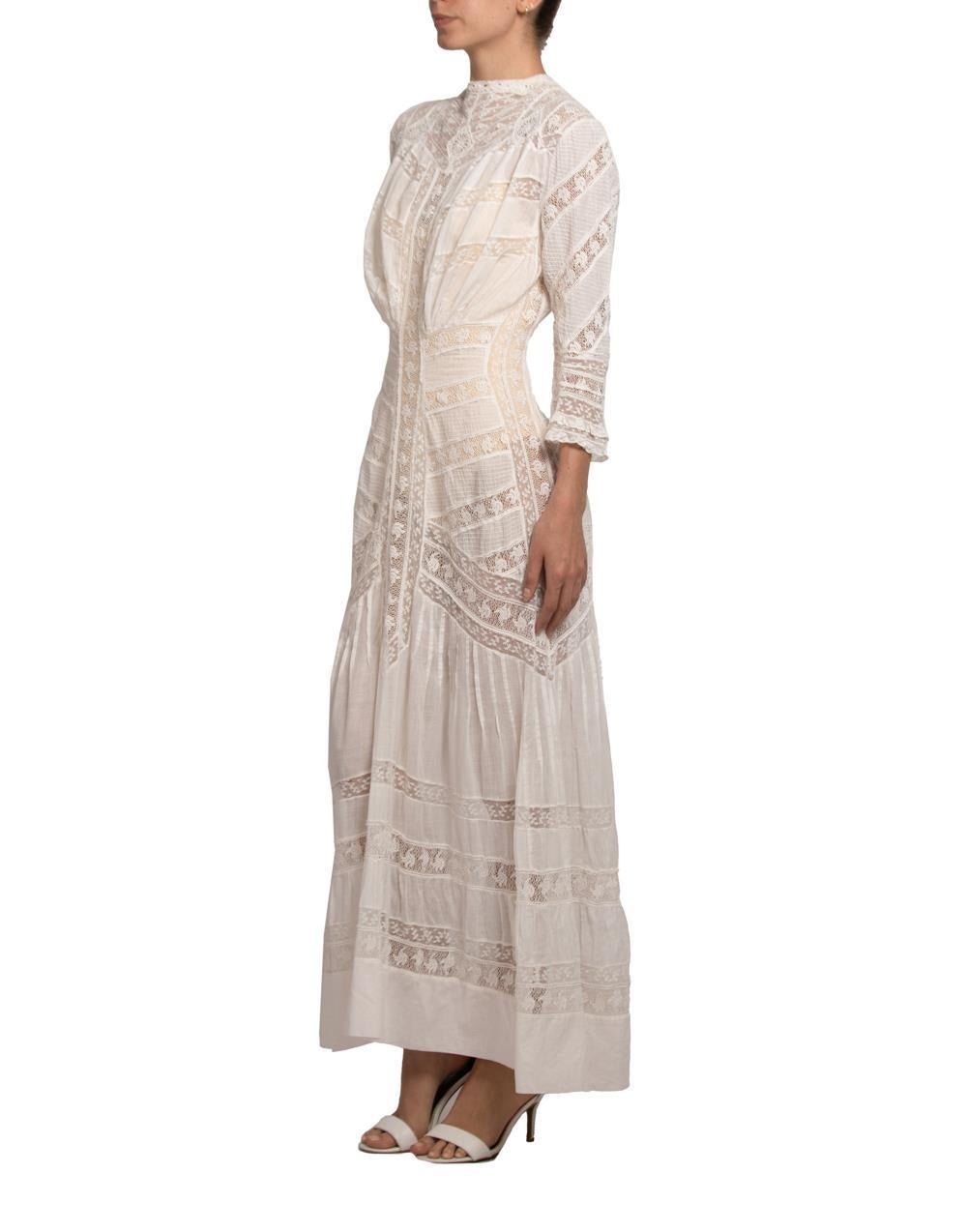 Robe de thé victorienne en dentelle de coton biologique couleur crème avec manches en vente 1