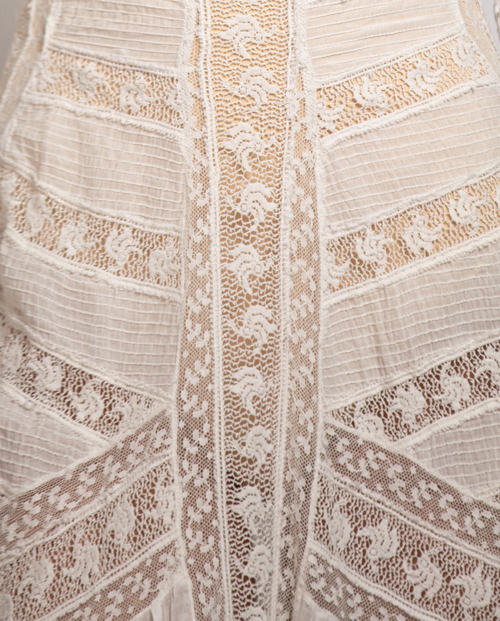 Robe de thé victorienne en dentelle de coton biologique couleur crème avec manches en vente 3