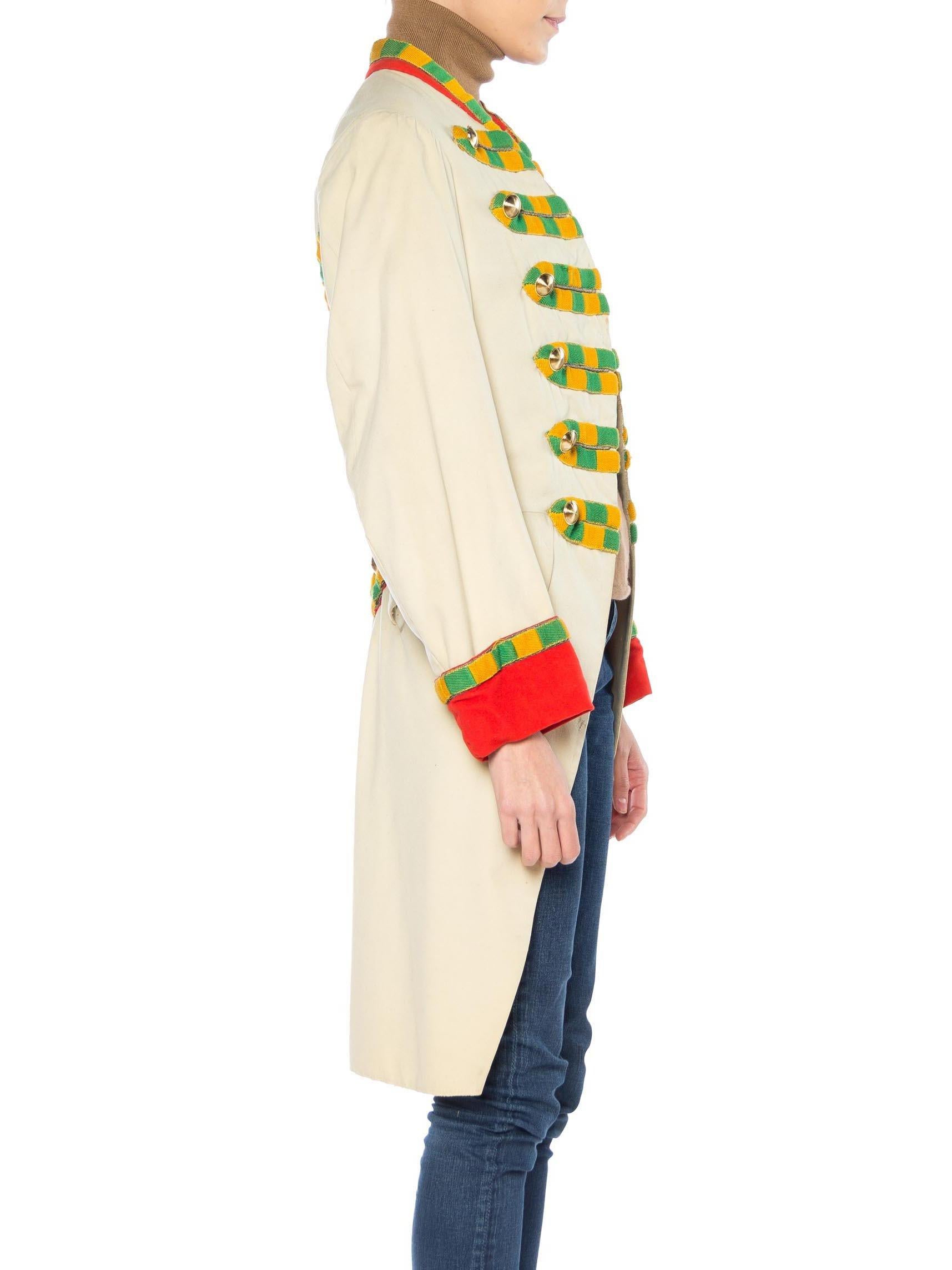 Viktorianischer viktorianischer cremefarbener Wollmantel für Männer mit französischem Gewebe, Militärjacke mit Gold B im Zustand „Hervorragend“ im Angebot in New York, NY