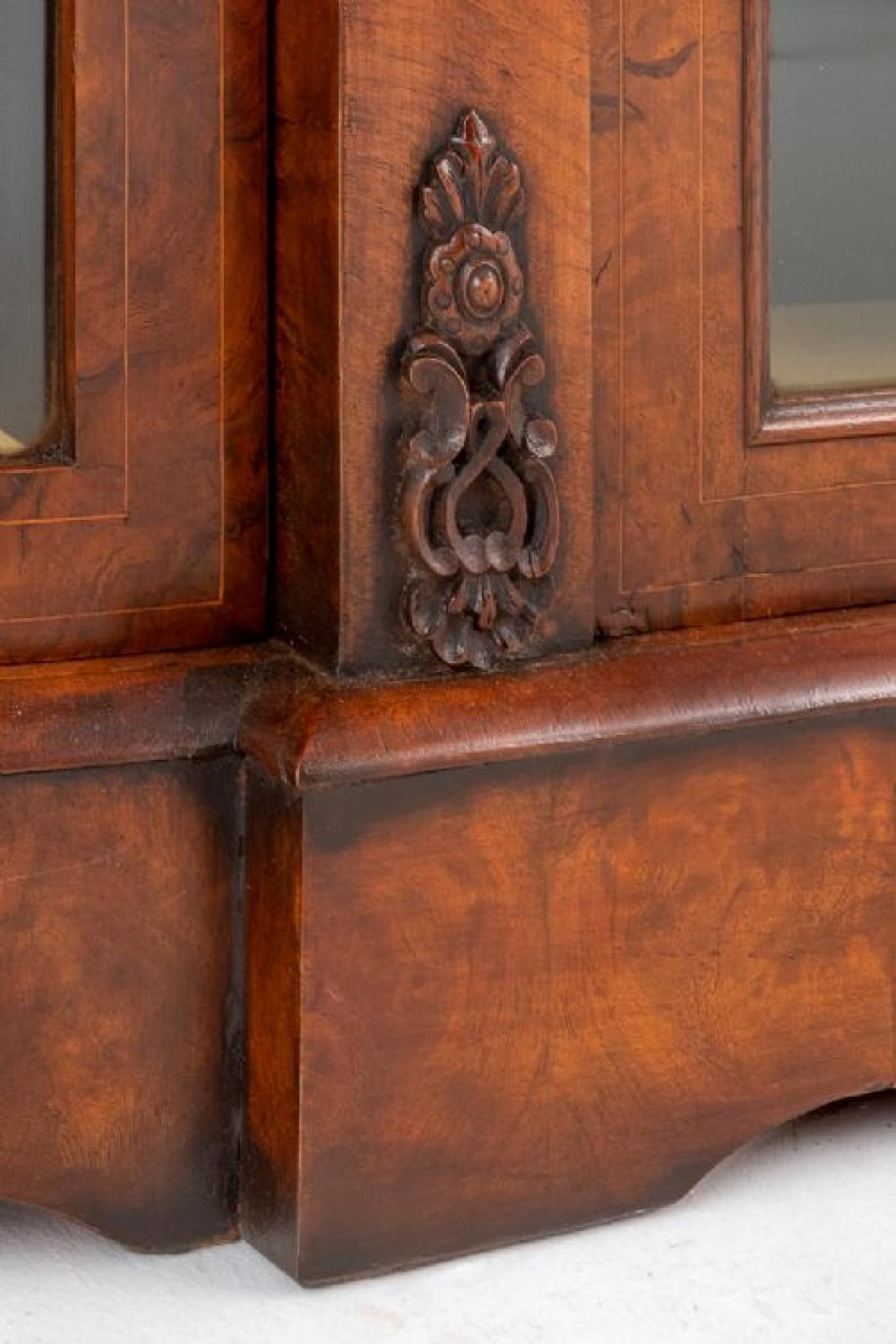 Viktorianische Kredenz aus Wurzelnussholz.
Auf einem Sockel stehend.
CIRCA 1860
Die zentrale verglaste Tür wird von Säulen mit geschnitzten Verzierungen flankiert.
Die Credenza verfügt über Türen mit Bogenglasabschlüssen.
Mit Intarsienverzierung auf