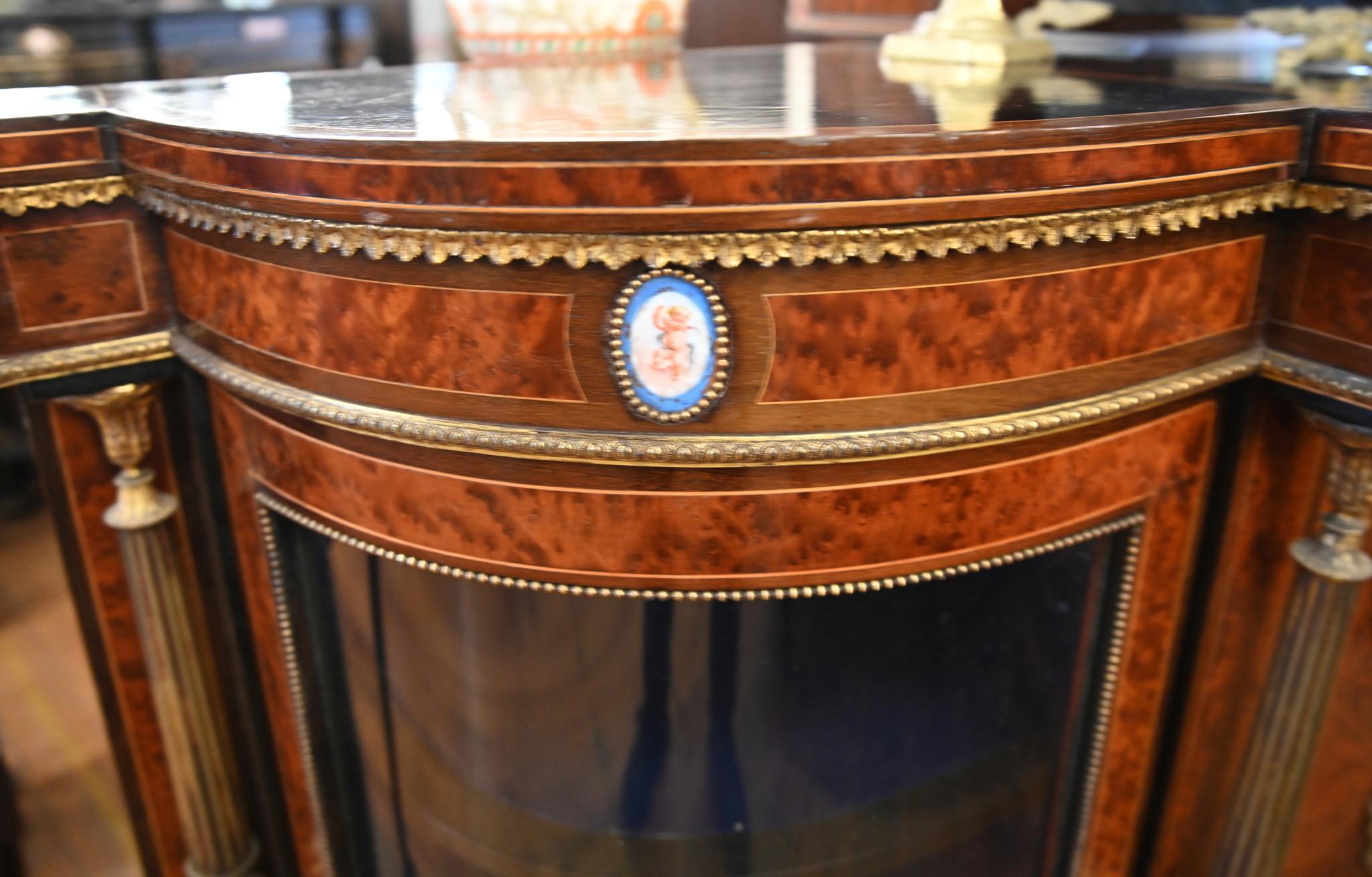 Stai visualizzando una credenza vittoriana di grandi dimensioni con placche in porcellana di Sèvres e colonne in bronzo.
Realizzato a mano in radica di noce con una splendida patina
Due porte in vetro su entrambi i lati con scaffali per esporre i