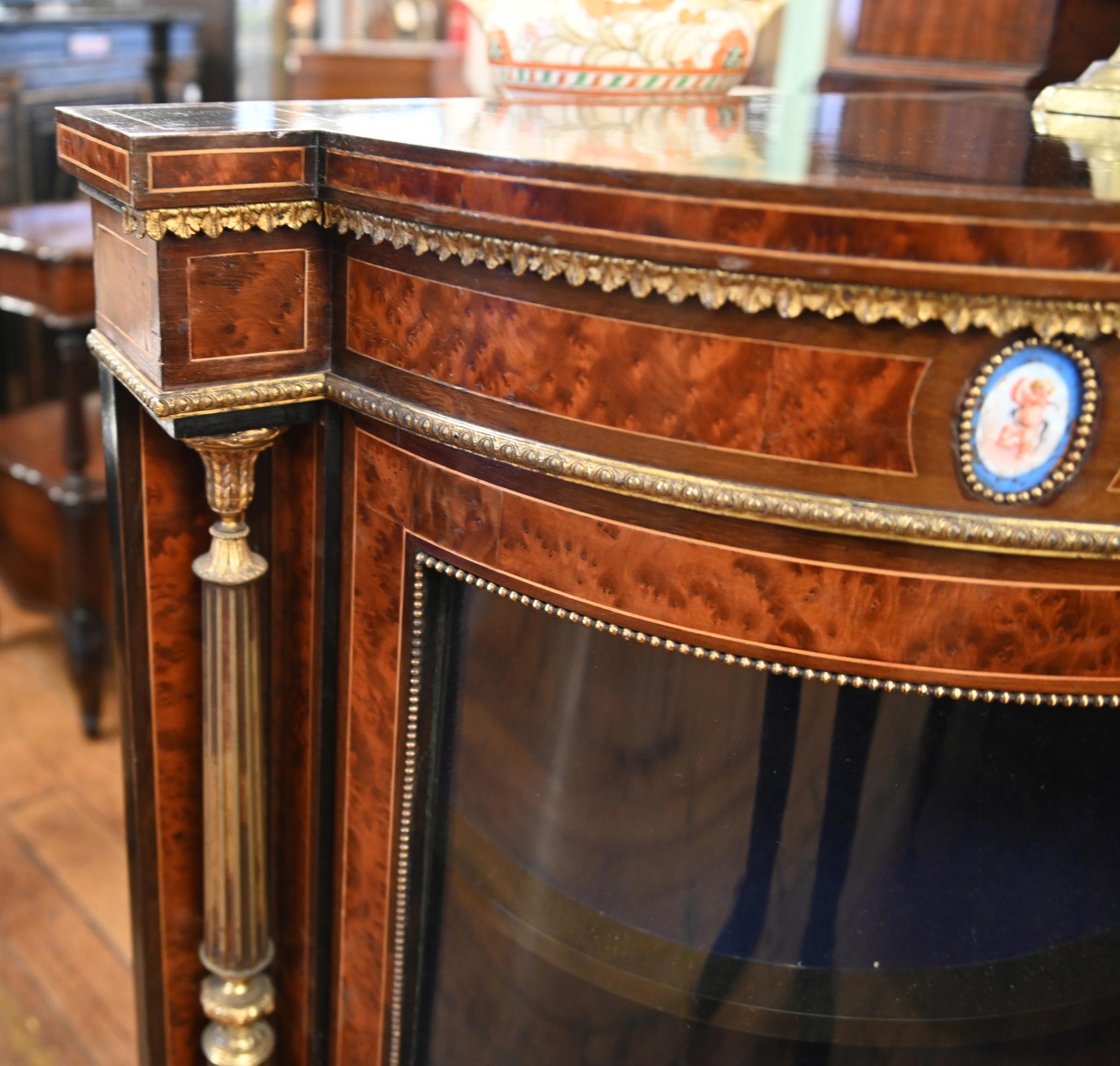 Vittoriano Credenza vittoriana in legno di noce con placche di Sèvres 1860 in vendita
