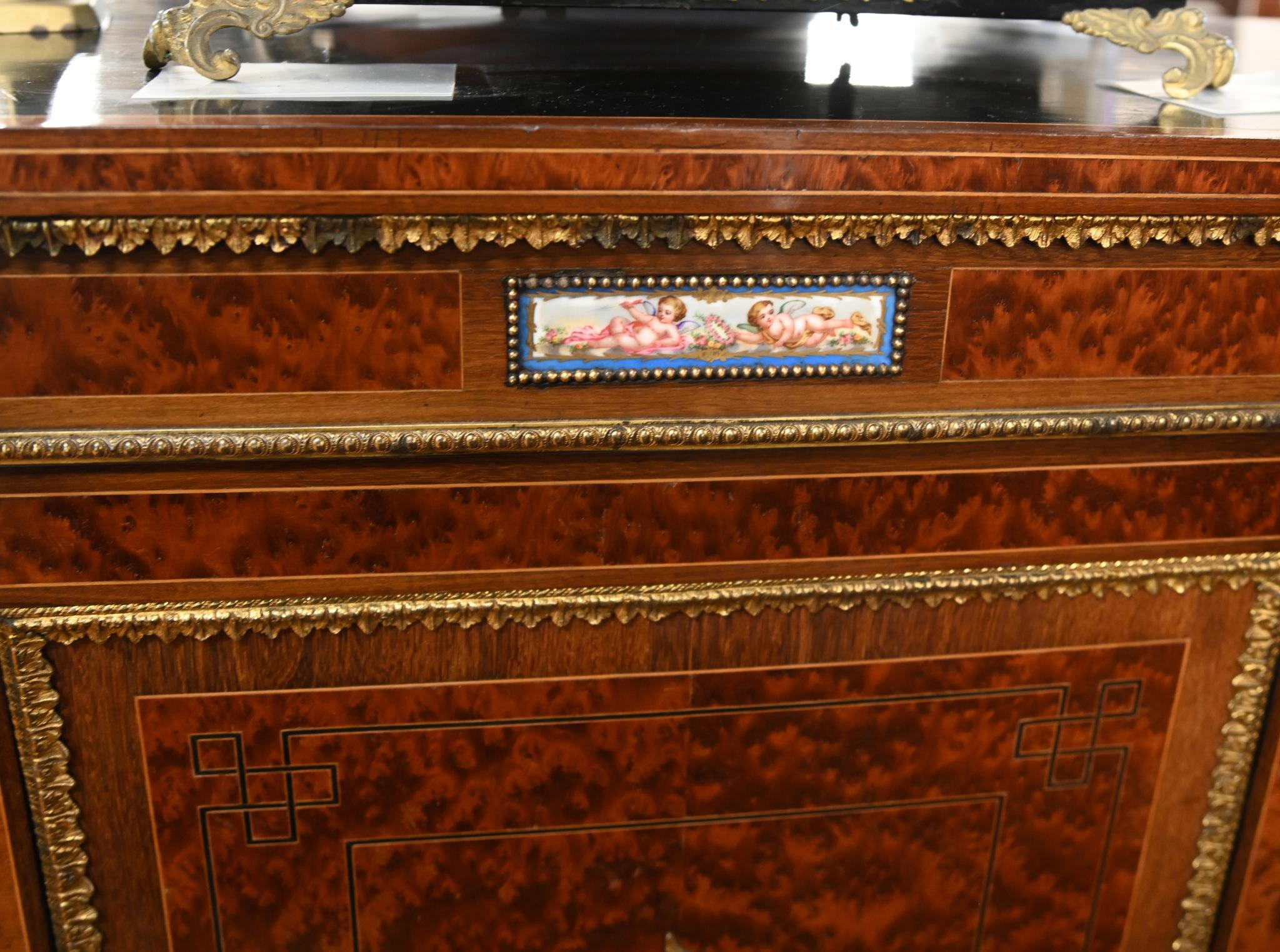 Credenza vittoriana in legno di noce con placche di Sèvres 1860 In condizioni buone in vendita a Potters Bar, GB