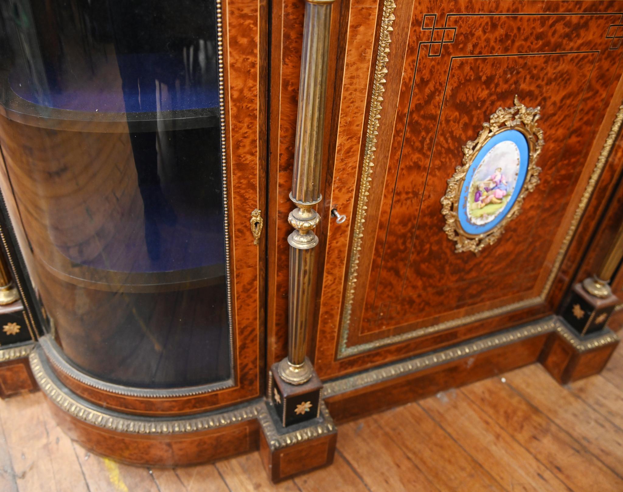 Metà XIX secolo Credenza vittoriana in legno di noce con placche di Sèvres 1860 in vendita