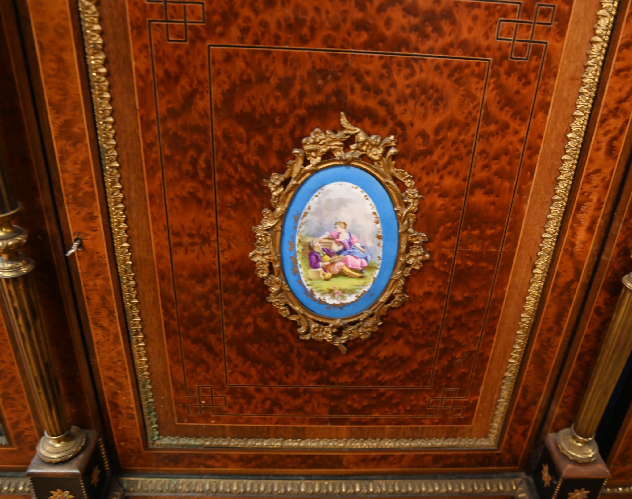 Vetro Credenza vittoriana in legno di noce con placche di Sèvres 1860 in vendita