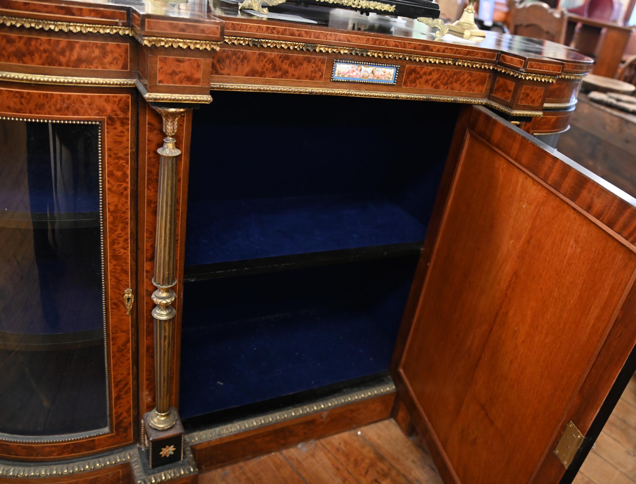 Credenza vittoriana in legno di noce con placche di Sèvres 1860 in vendita 1