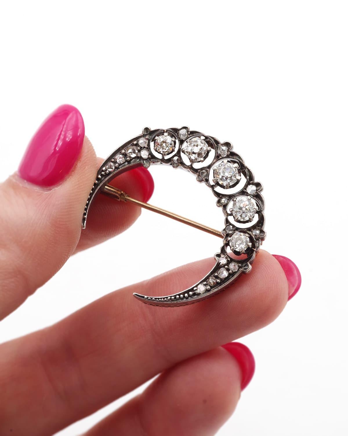 Viktorianische Mondsichel-Diamant-Brosche aus Silber und 18 Karat Gold, antik himmlisch im Zustand „Gut“ im Angebot in PARIS, FR