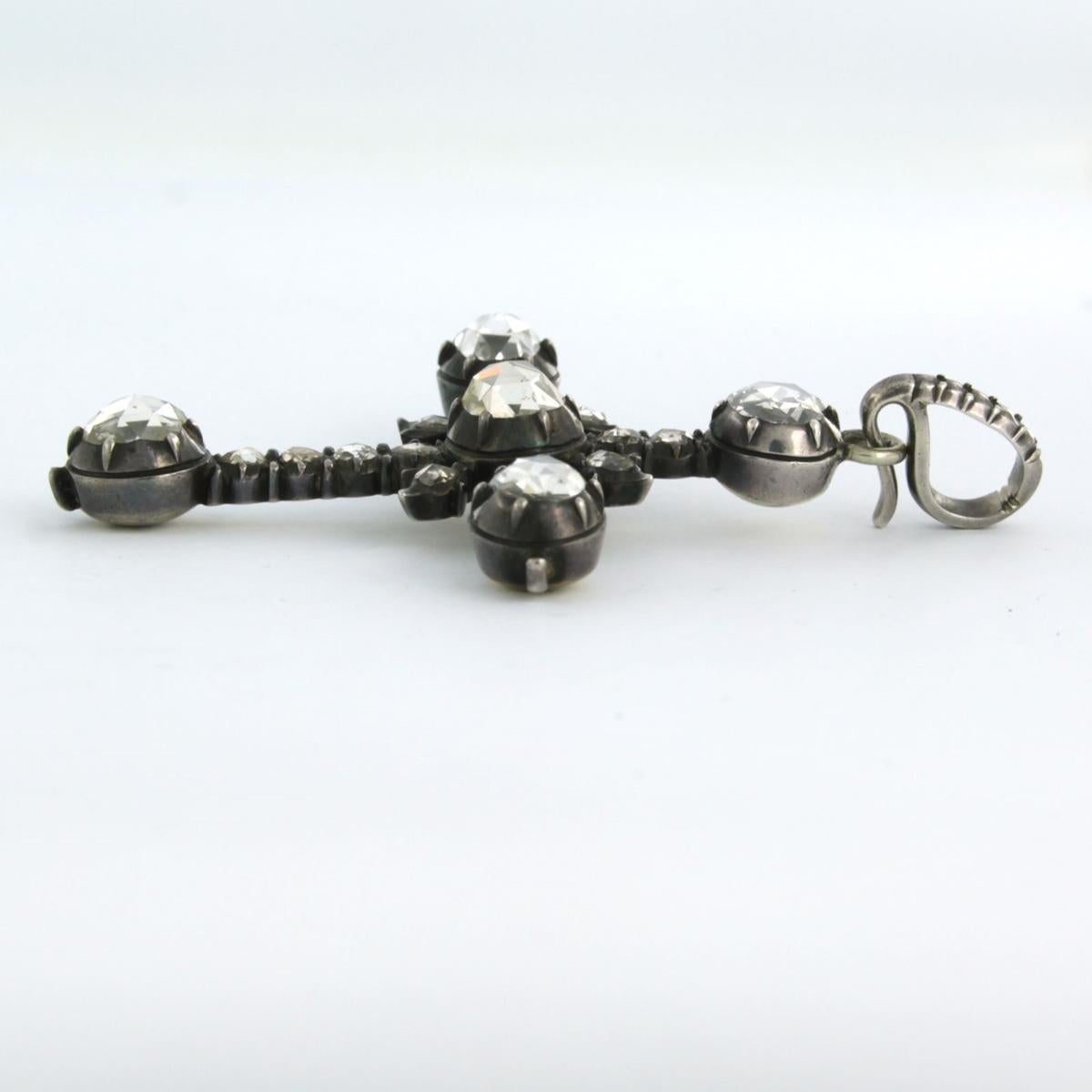 Pendente a croce in argento di epoca vittoriana con diamanti taglio rosa fino a 6,00 carati

Descrizione dettagliata:

Il ciondolo a forma di croce misura circa 6,5 cm per 4,5 cm.

Peso: 12,6 grammi

Set con:

- 5 x 6 mm x 8,5 mm diamanti taglio